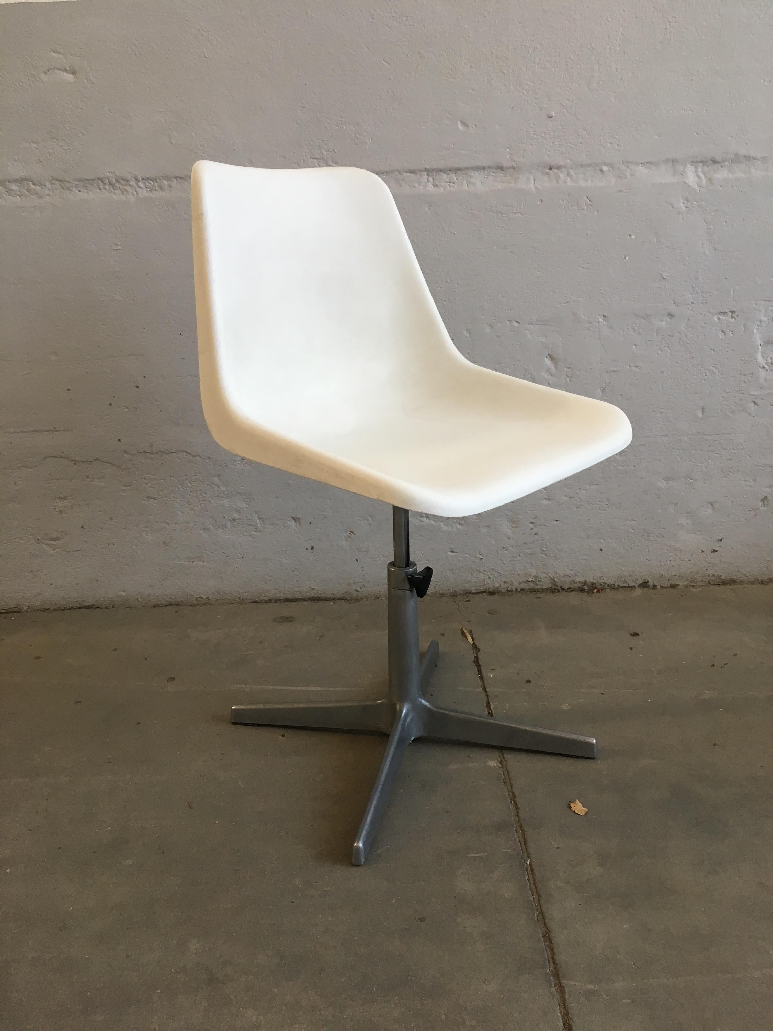 Ensemble de 4 chaises rotatives italiennes Robin Day, de style mi-siècle moderne, années 1960 en vente 1