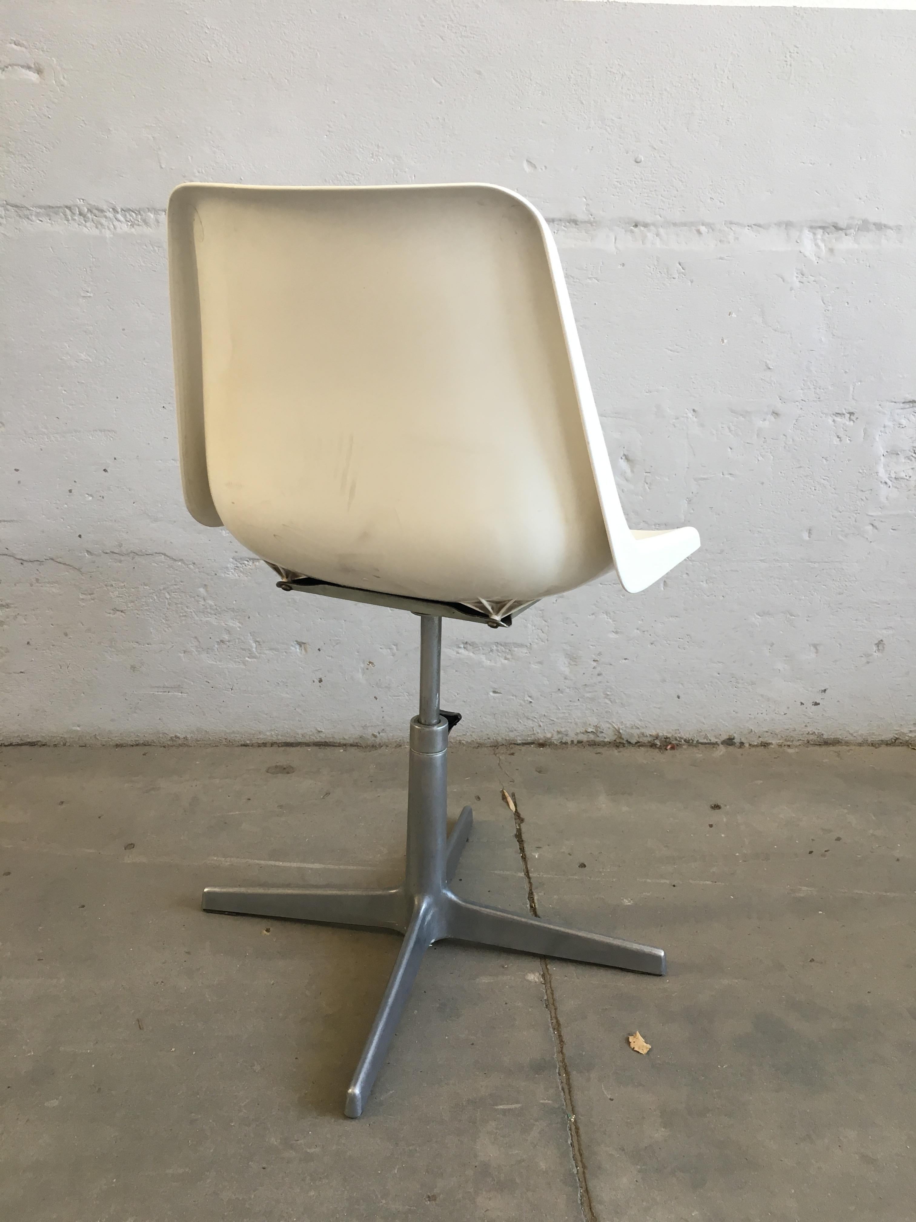 Ensemble de 4 chaises rotatives italiennes Robin Day, de style mi-siècle moderne, années 1960 en vente 3