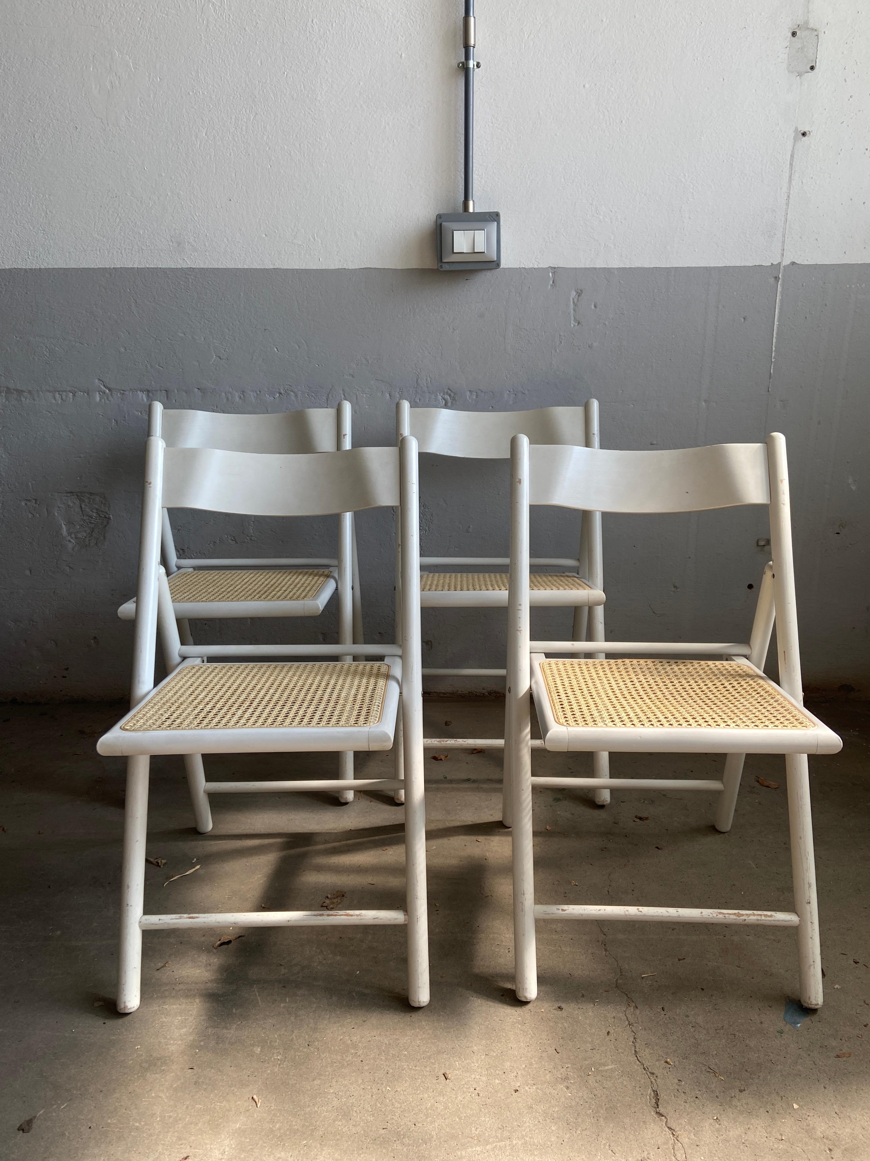 Mid-Century Modern Italian set of 4 white lacquered wooden folding chairs with Vienna straw seat in the style of the famous 