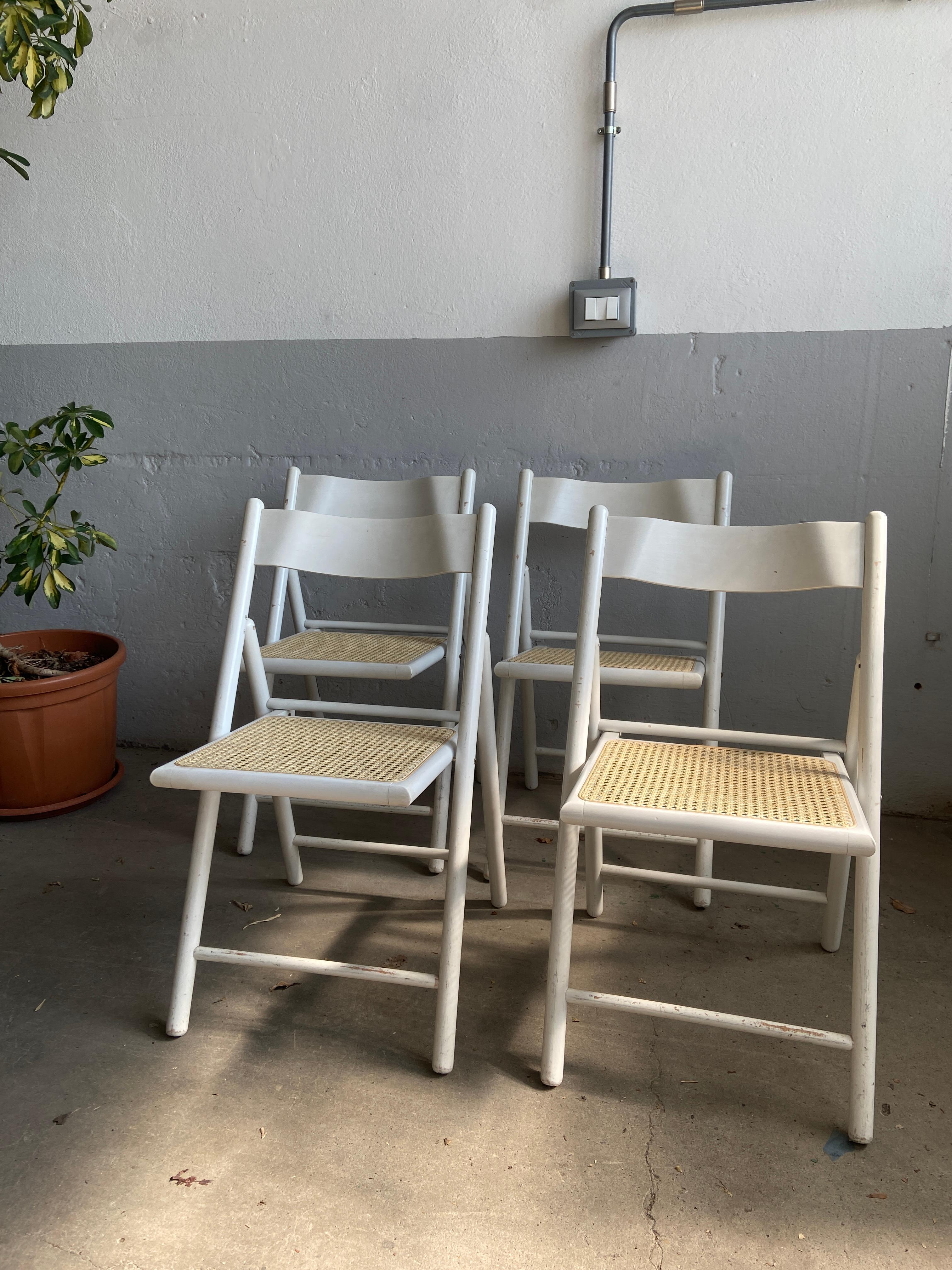 Mid-Century Modern Italian Set of 4 Wooden Folding Chairs with Vienna Straw Seat In Good Condition In Prato, IT