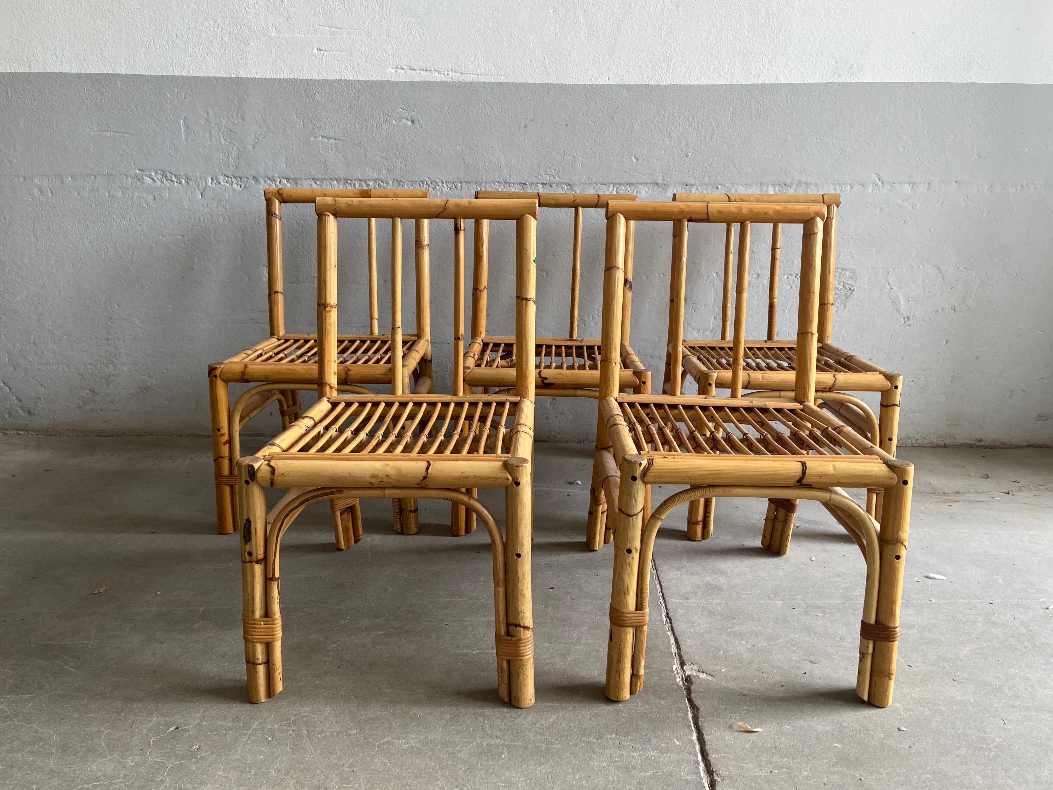 Moderner italienischer Satz von 5 Esszimmerstühlen aus Bambus und Rattan aus der Jahrhundertmitte. 1970s
Alle Stühle sind in sehr gutem Zustand. Bei einem der Stühle ist eine der Sitzlatten beschädigt, was aber die Stabilität der Struktur und des