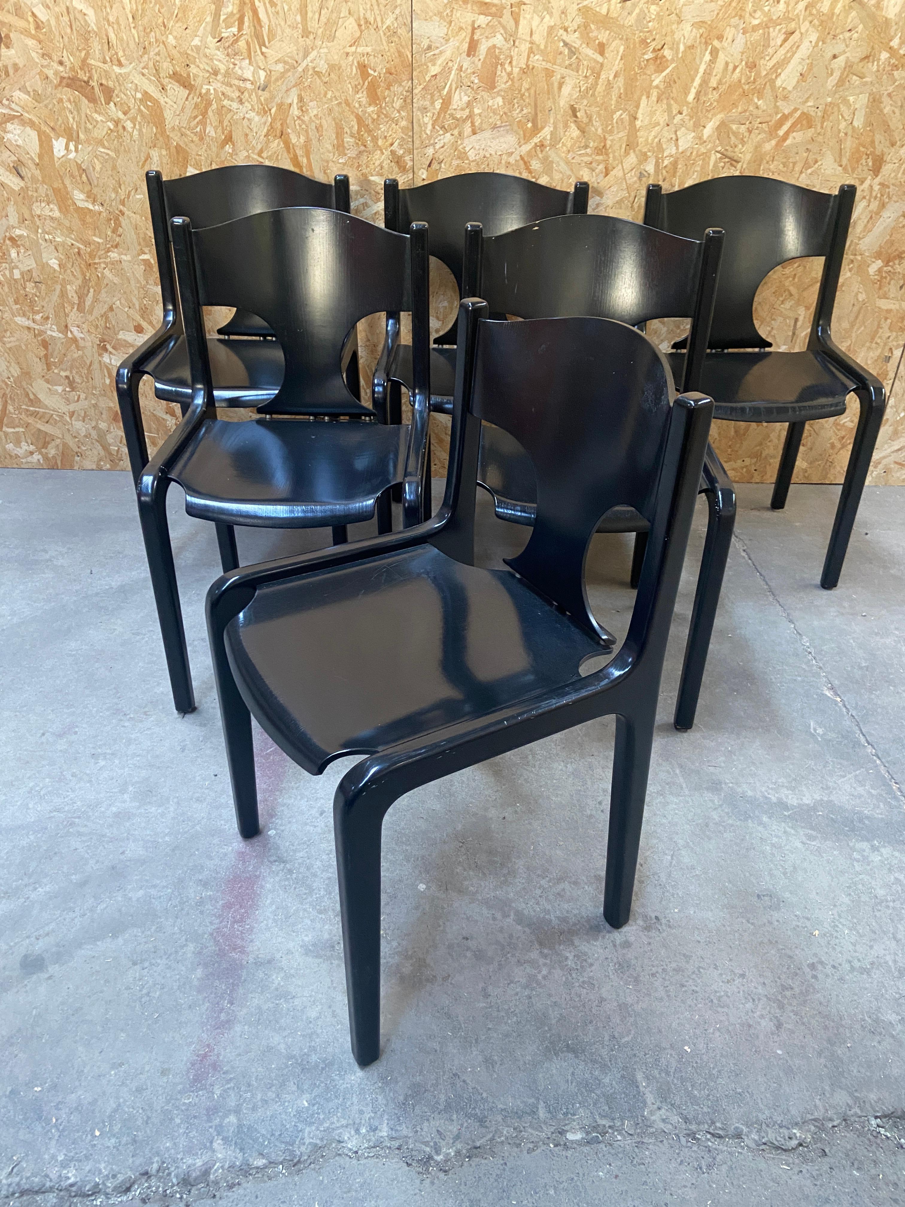 Beautiful set of six chairs designed by architect Augusto Savini for the manufacture Giuseppe Pozzi and sons at the end of 1960s. The chairs were mass produced and were first presented at Pozzi's Gallerie Lafayette in 1968. These wonderful chairs