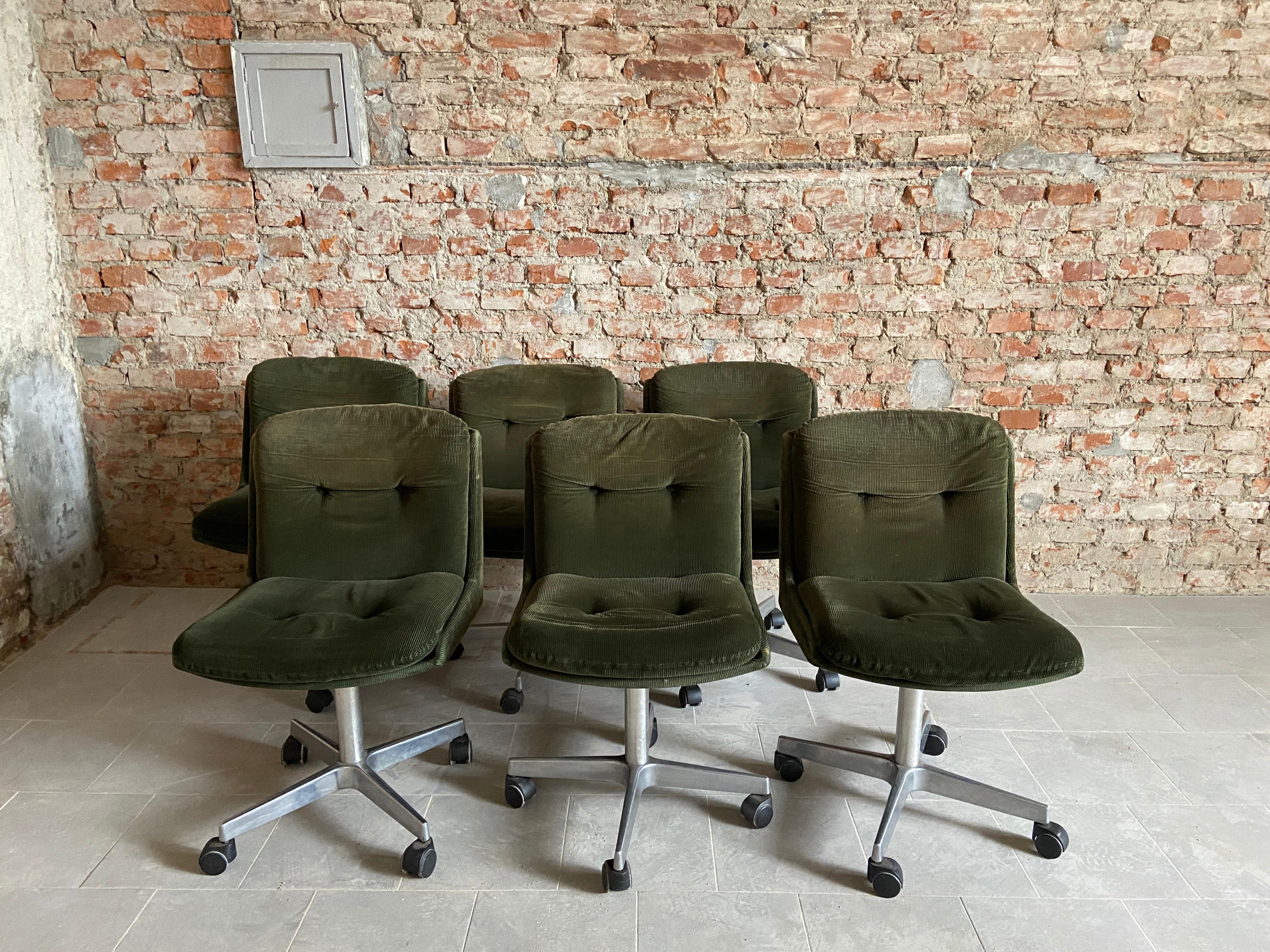 Mid-Century Modern Italian set of 6 office or desk casting aluminum base chairs on wheels with their original velvet fabric.
These chairs could be used in a meeting room they are very comfortable and adaptable in various situations.