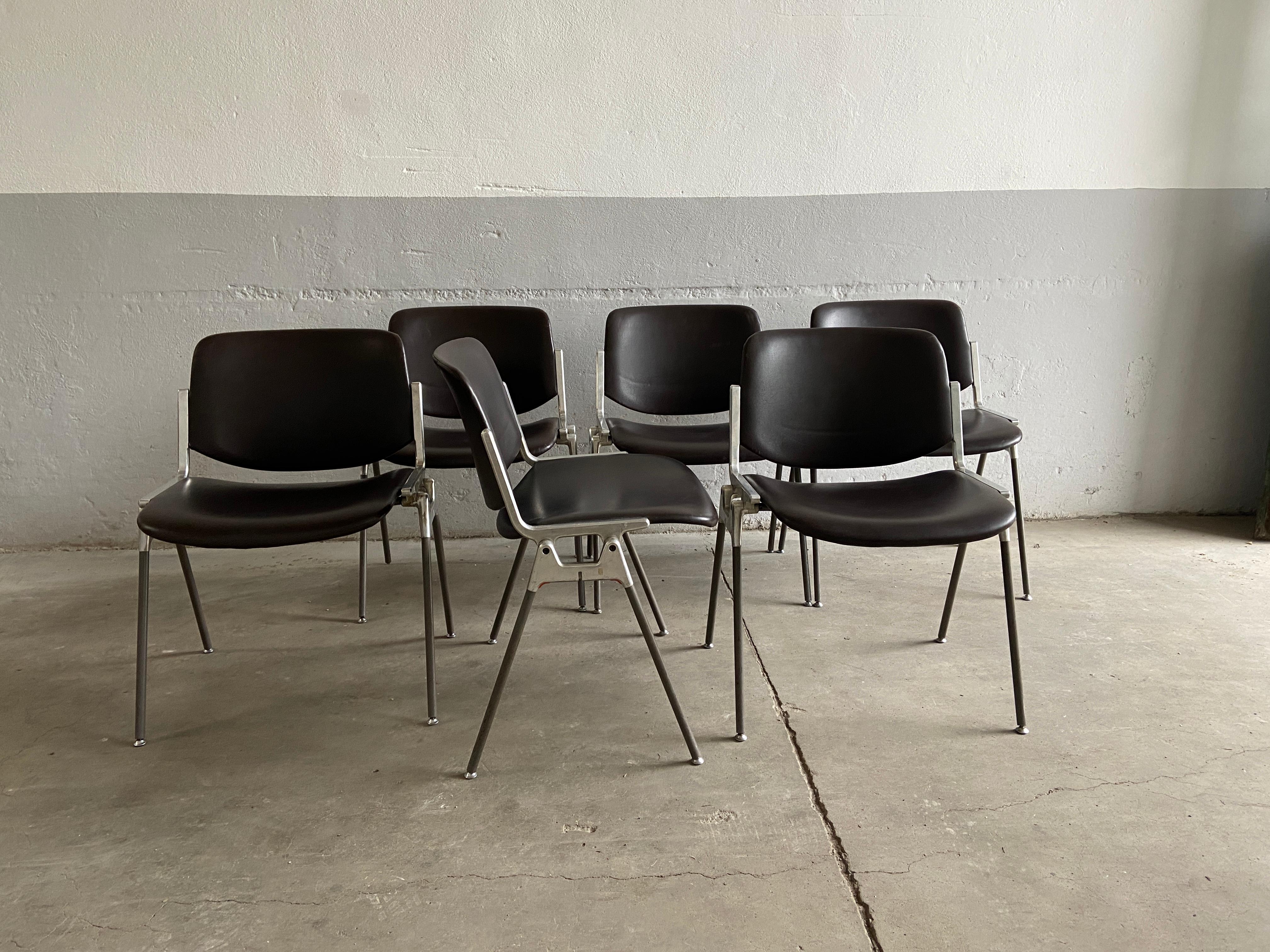Mid-Century Modern Italian Set of 6 Stackable Chairs by G. Piretti for Castelli In Good Condition In Prato, IT