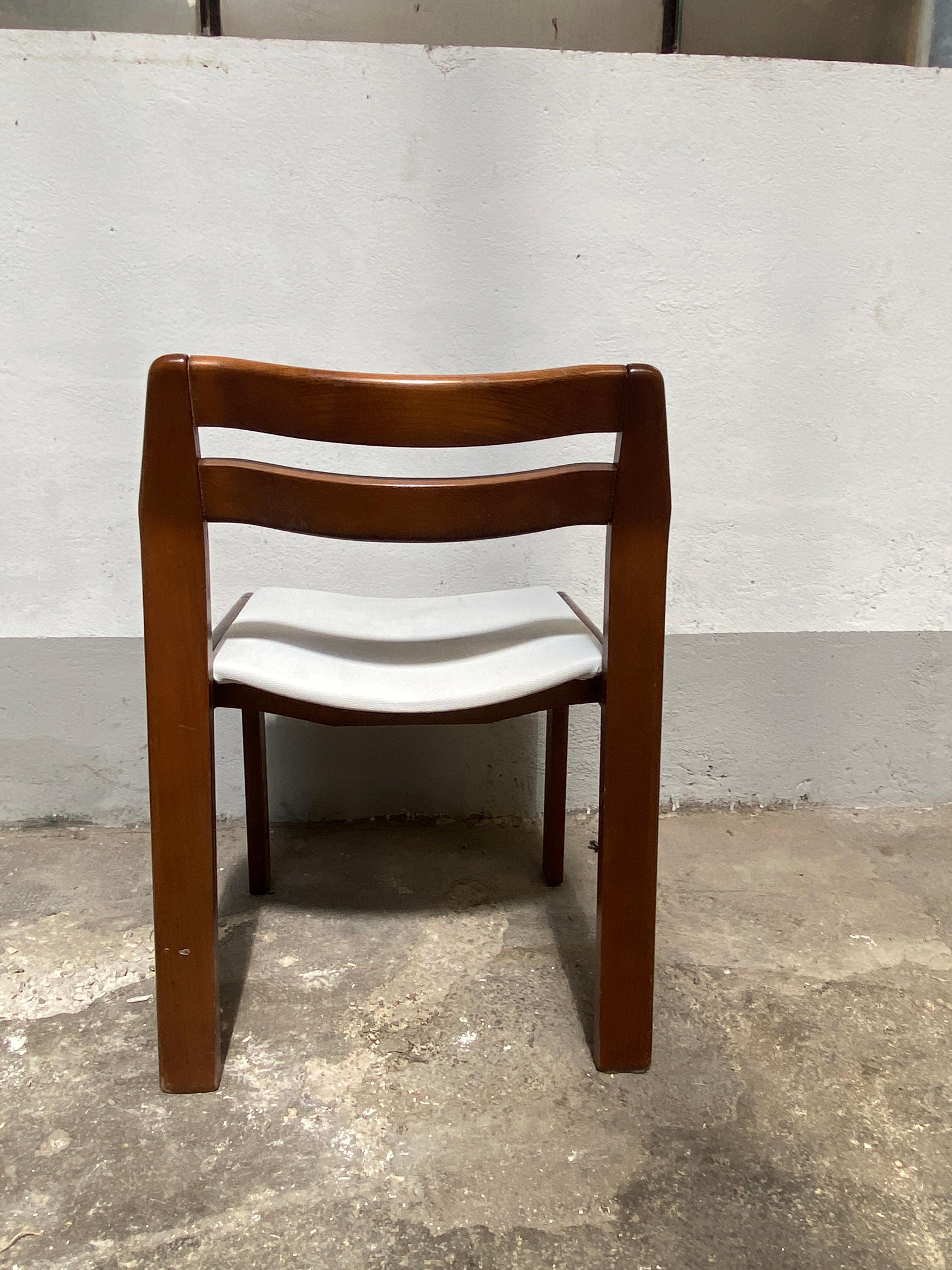 Ensemble de 8 chaises en noyer avec sièges en similicuir d'origine. 1970s