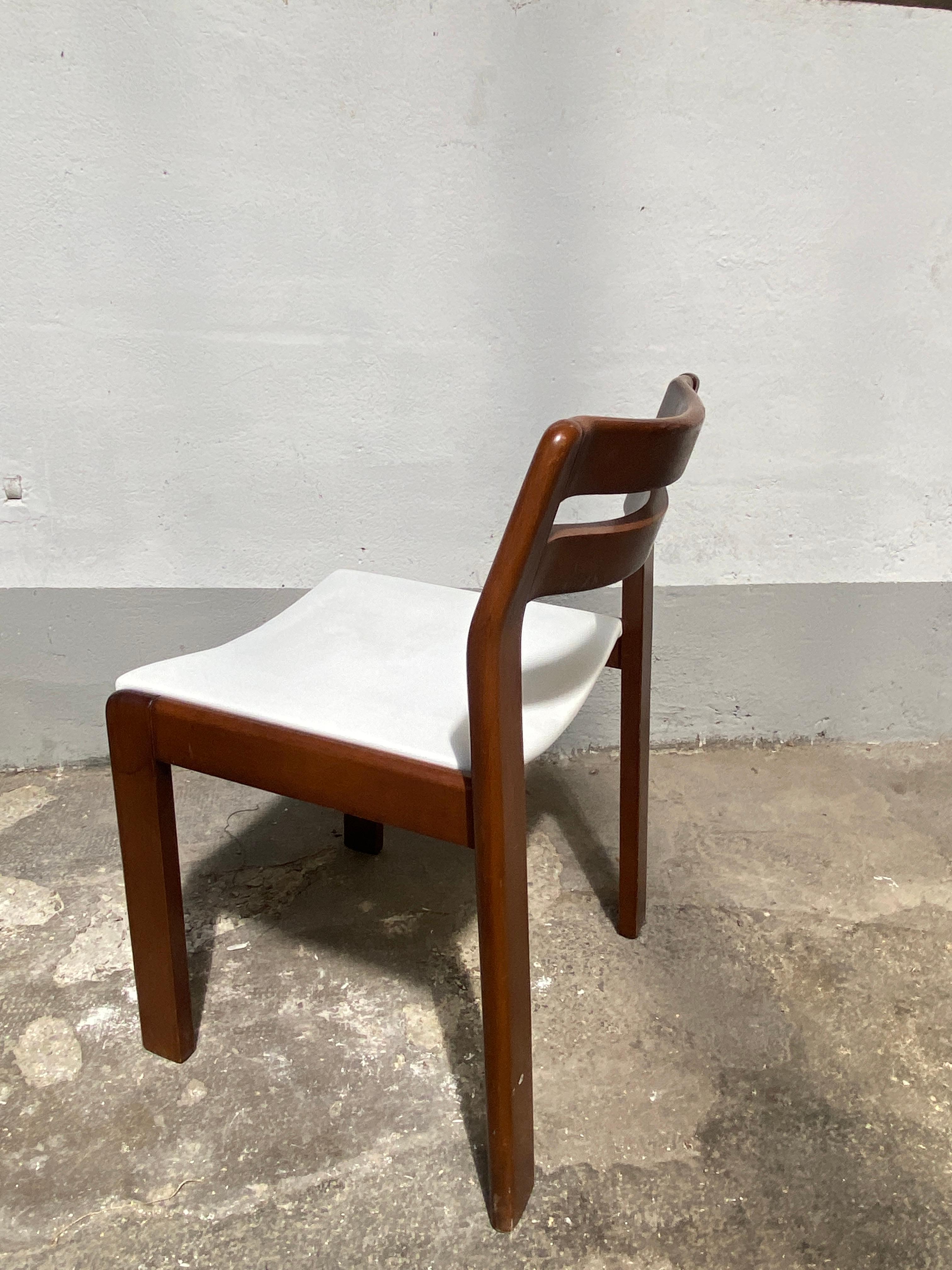 Mid-Century Modern Ensemble de 8 chaises italiennes de style moderne du milieu du siècle dernier en vente