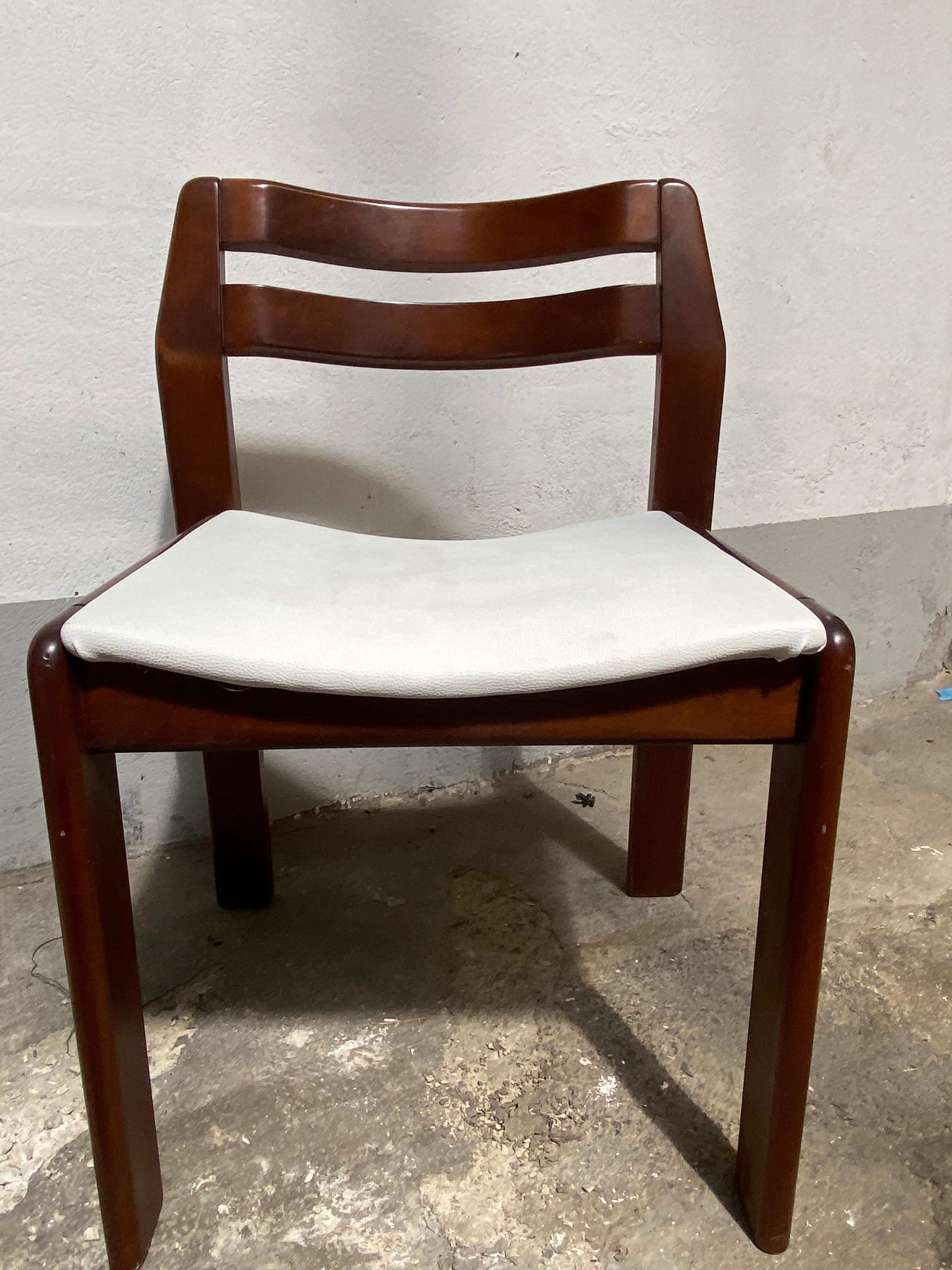 Ensemble de 8 chaises de salle à manger italiennes en noyer, de style mi-siècle moderne, avec assise en faux cuir en vente 4