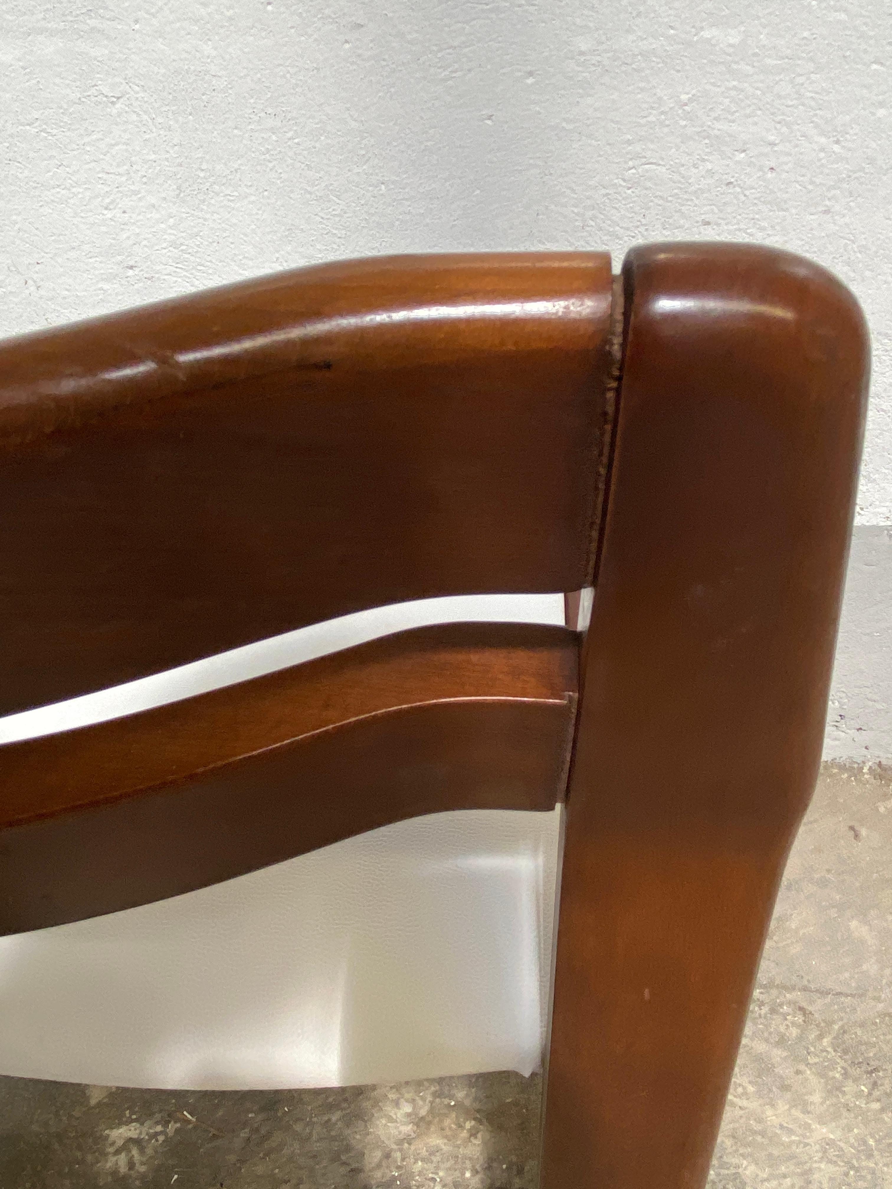 Ensemble de 8 chaises de salle à manger italiennes en noyer, de style mi-siècle moderne, avec assise en faux cuir en vente 5