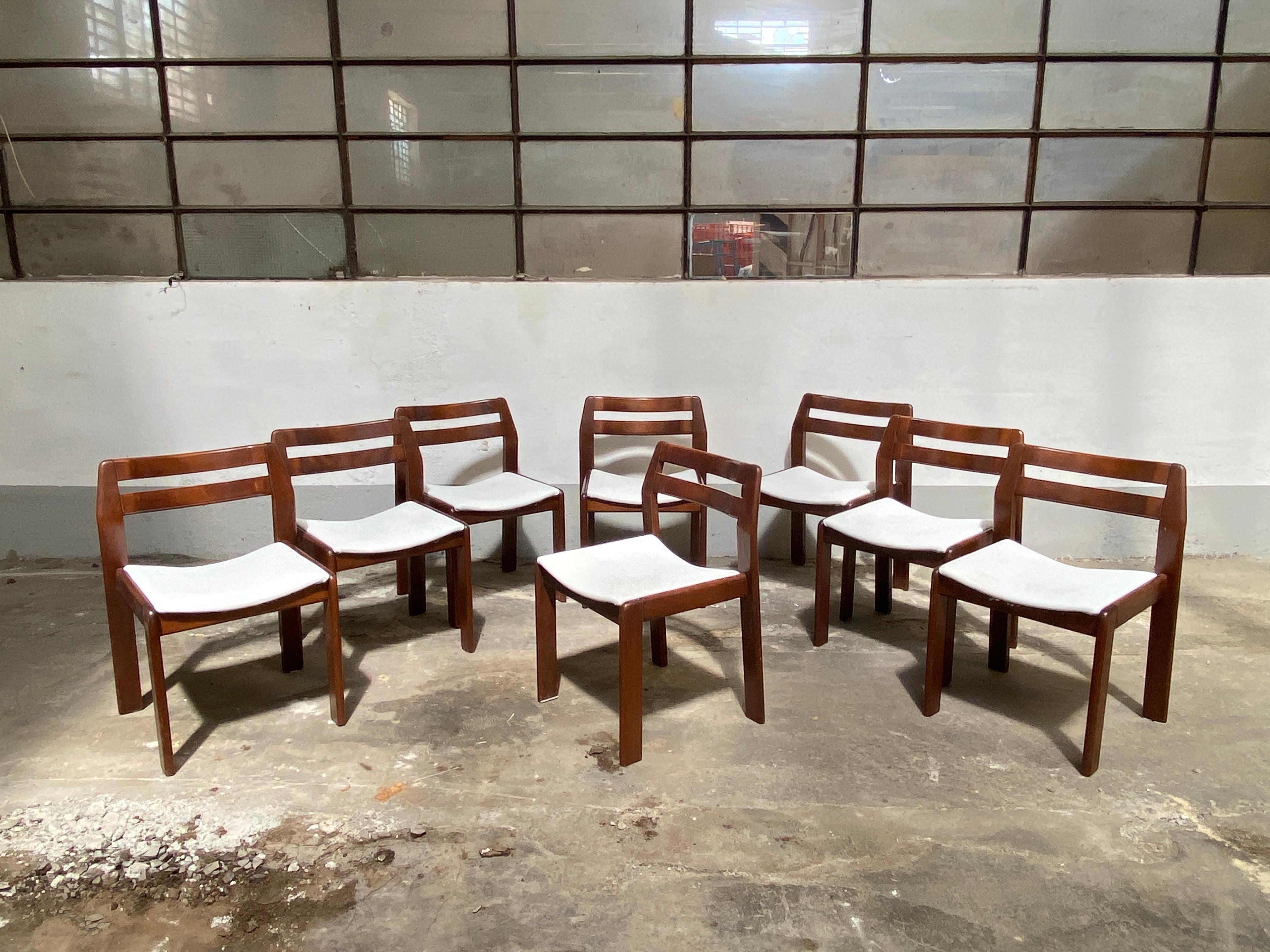 Ensemble italien de 8 chaises de salle à manger en noyer avec siège en faux cuir, de style moderne du milieu du siècle. 1970s
Les chaises sont dans de très bonnes conditions vintage et la structure est très solide et forte. Usure conforme à l'âge