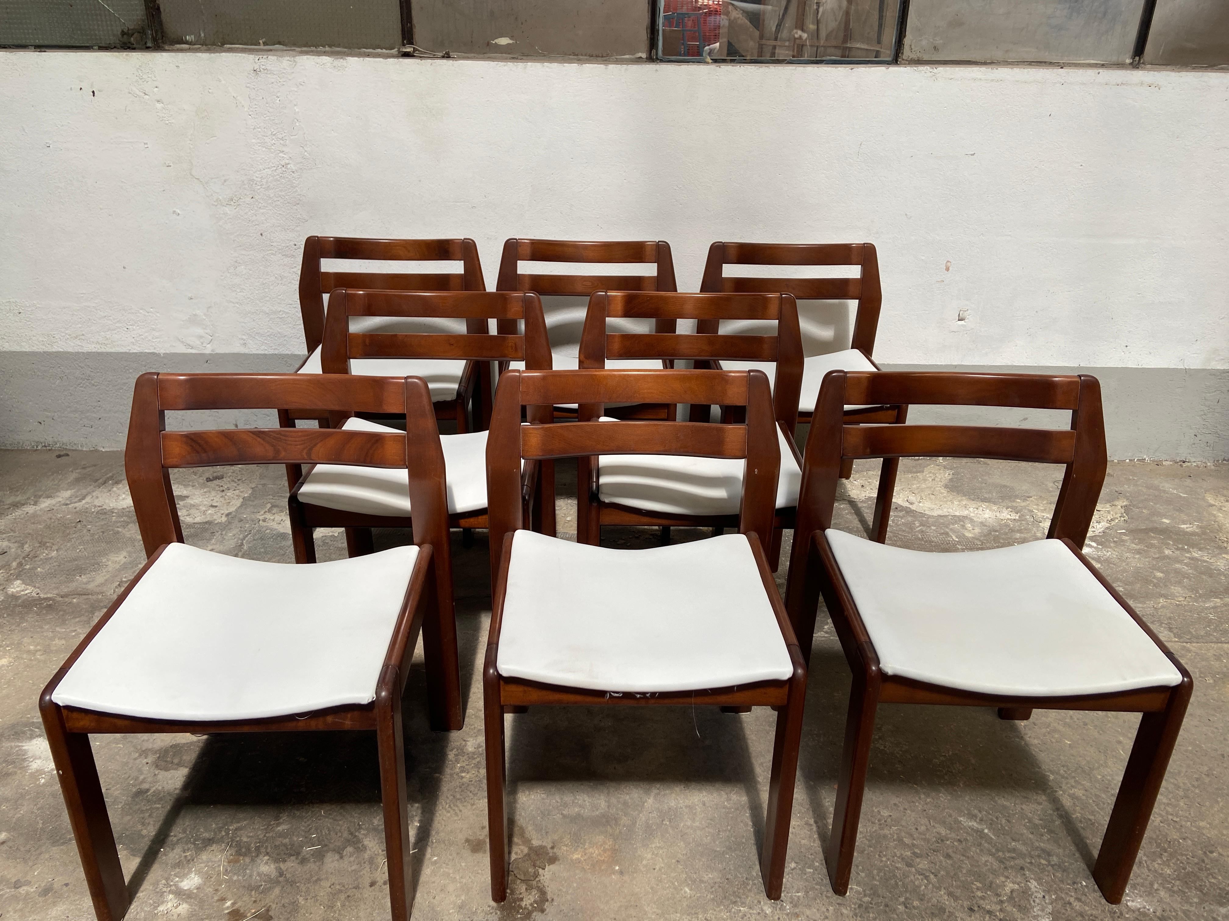 Fin du 20e siècle Ensemble de 8 chaises de salle à manger italiennes en noyer, de style mi-siècle moderne, avec assise en faux cuir en vente