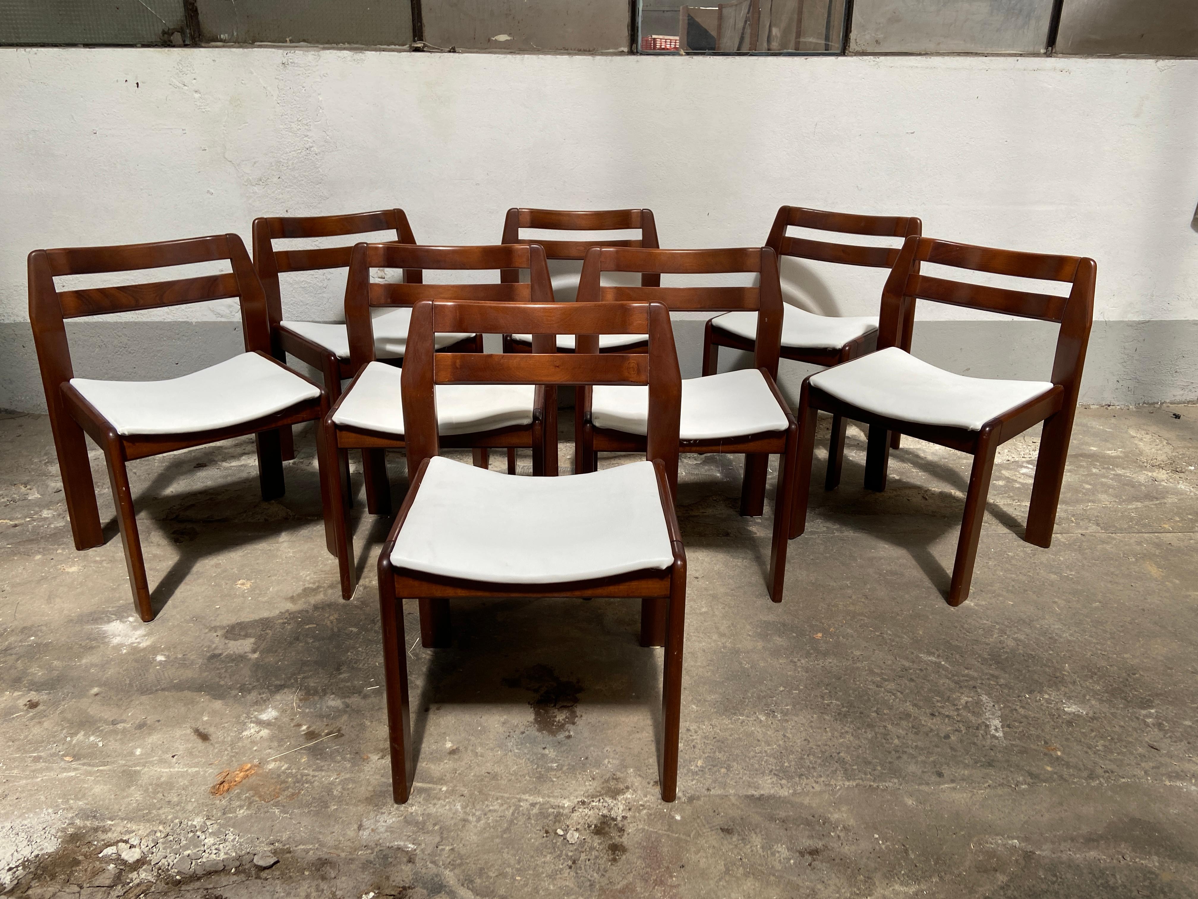 Imitation cuir Ensemble de 8 chaises de salle à manger italiennes en noyer, de style mi-siècle moderne, avec assise en faux cuir en vente