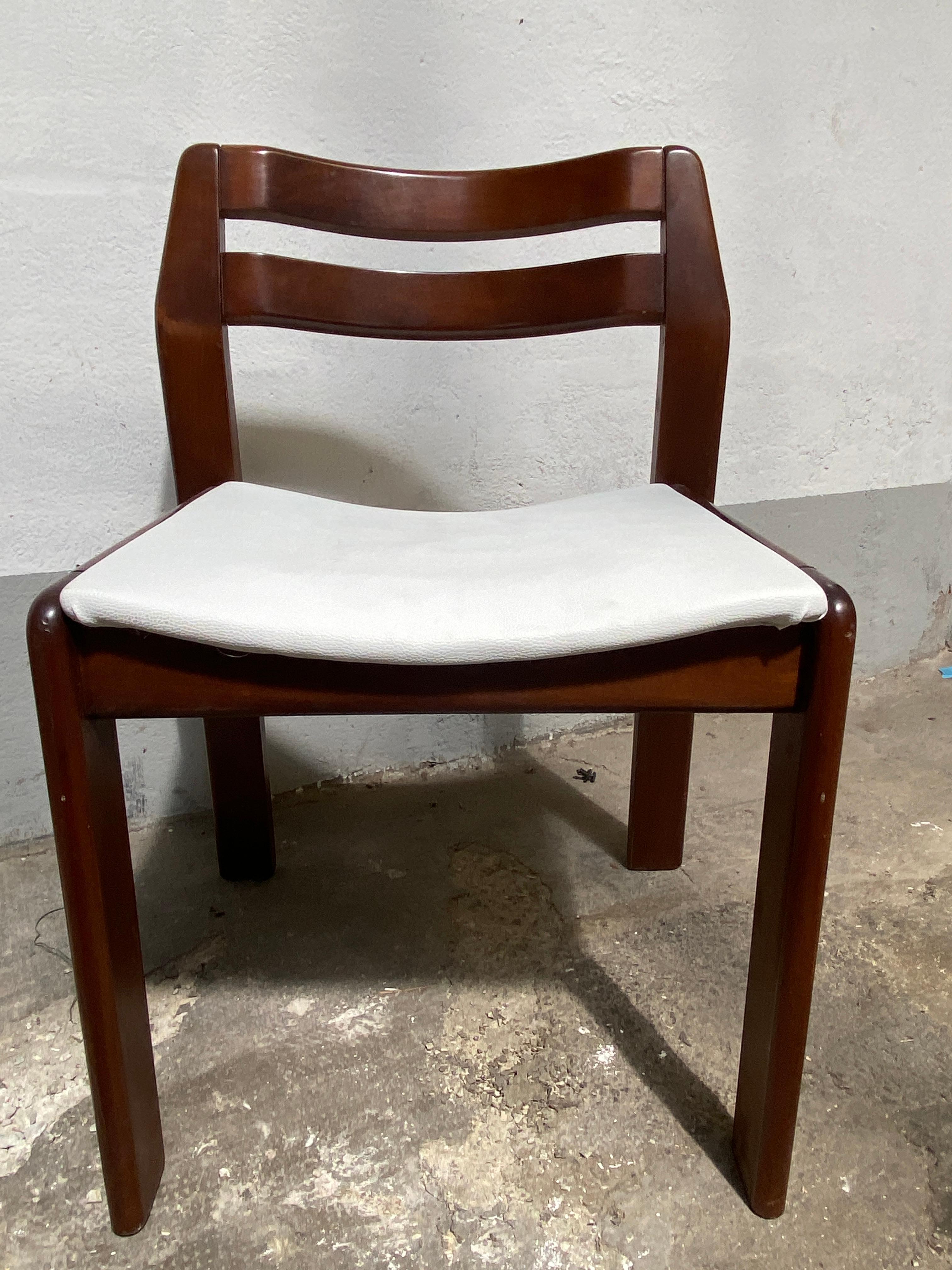 Ensemble de 8 chaises de salle à manger italiennes en noyer, de style mi-siècle moderne, avec assise en faux cuir en vente 2