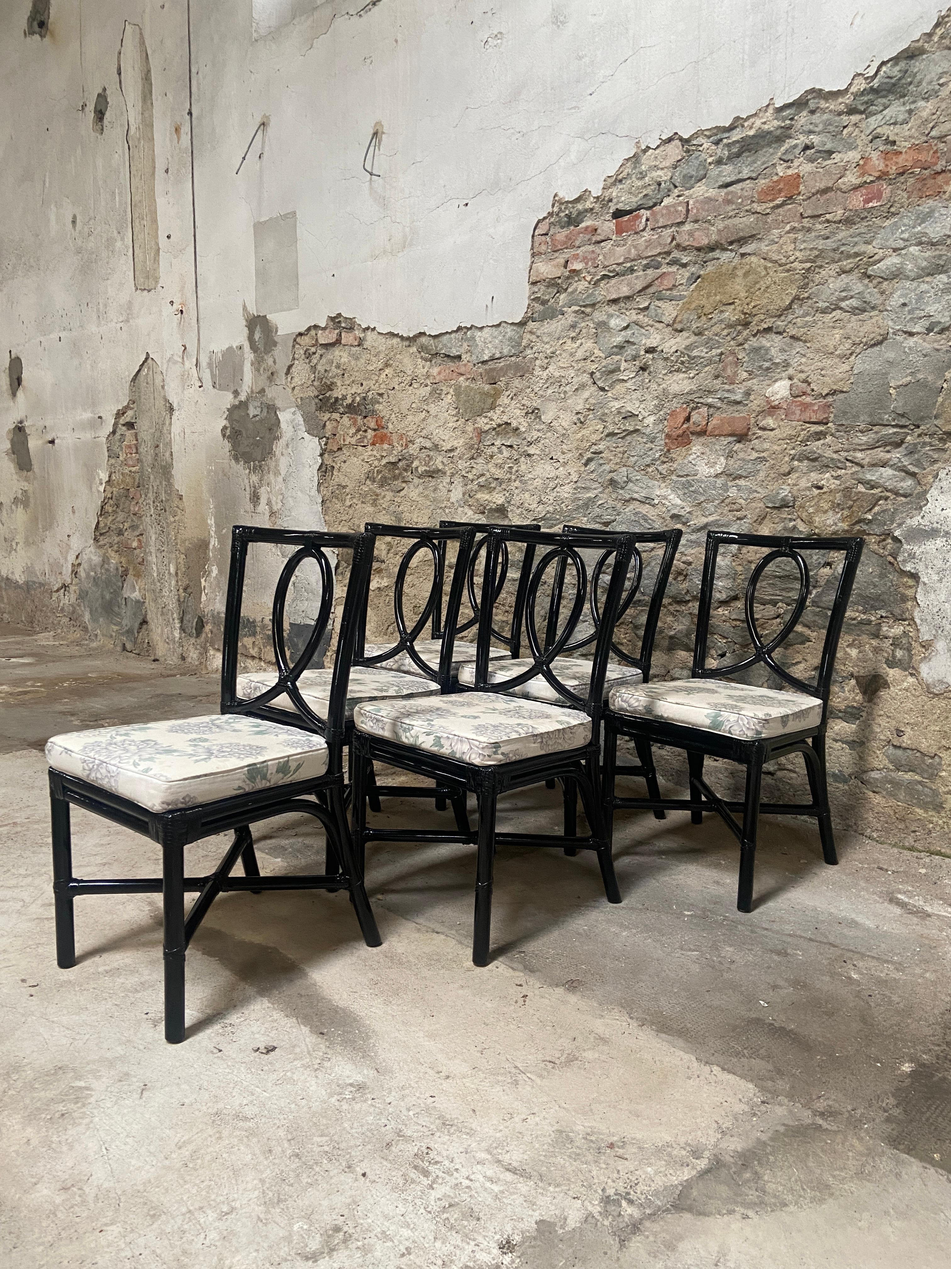 Mid-Century Modern Italian set of 6 shiny black painted bamboo chairs from Vivai del Sud with Original Cotton Fabric Cushions. 1970s
The chairs are in really perfect vintage conditions, the structure is solid and strong like they have never been
