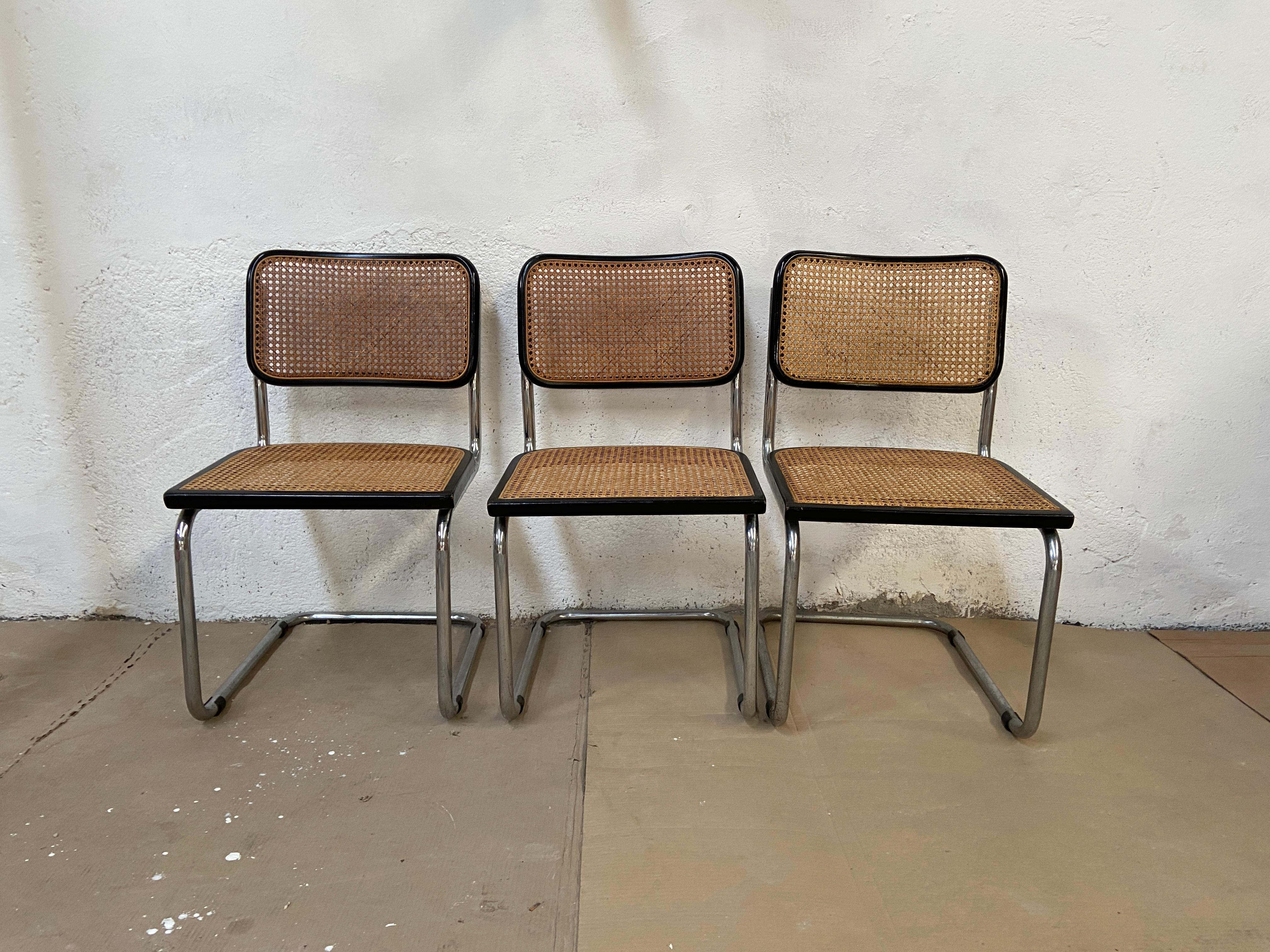 Mid-Century Modern Italian set of 3 chrome cantilever Cesca chair with black lacquered wood profiles by Marcel Breuer.
The chairs are in really good vintage conditions.
   