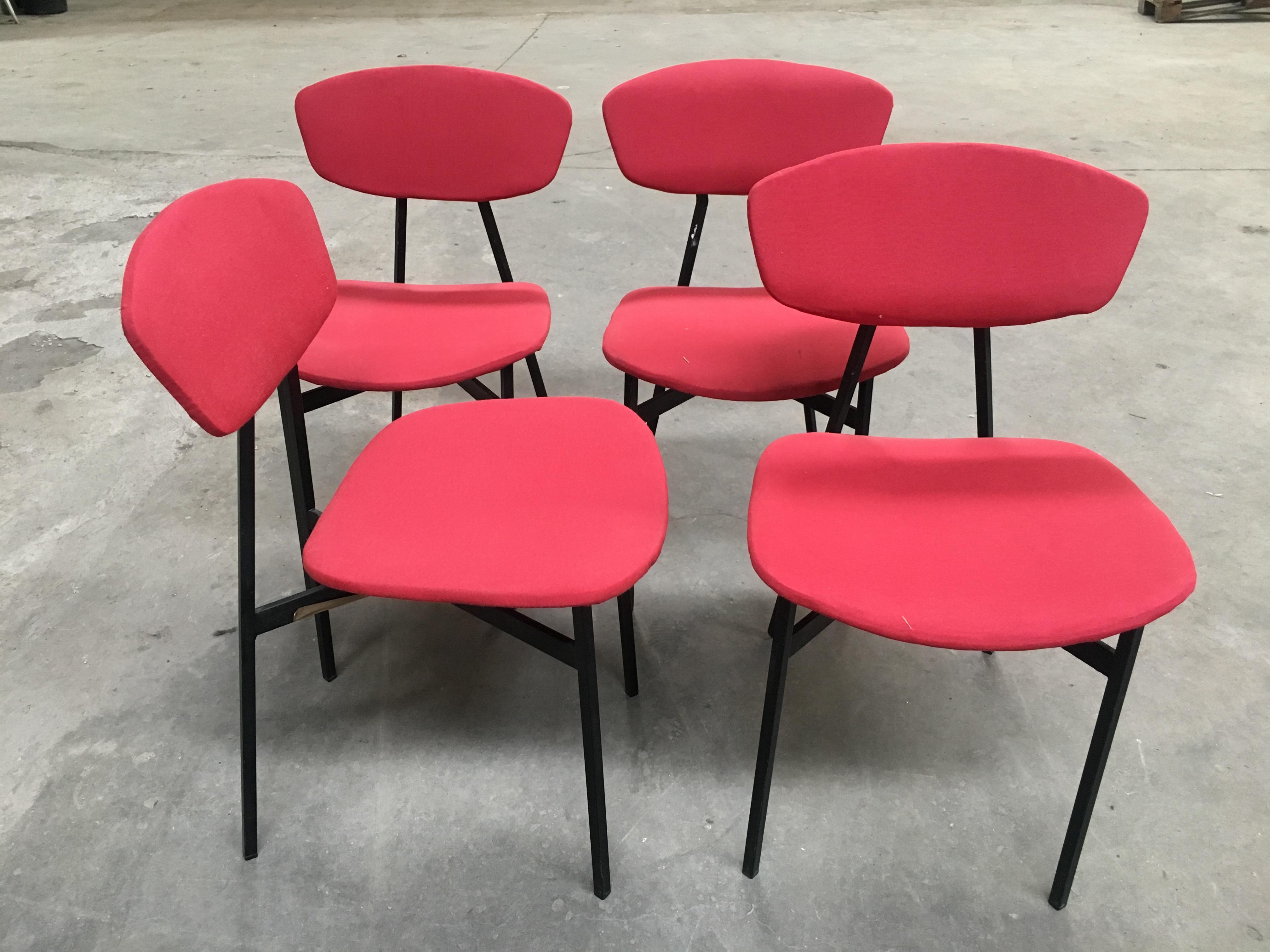 Ensemble italien de quatre chaises de salle à manger rembourrées, de style moderne du milieu du siècle, avec structure en fer laqué noir. 
Le tissu est l'original des années 1960.