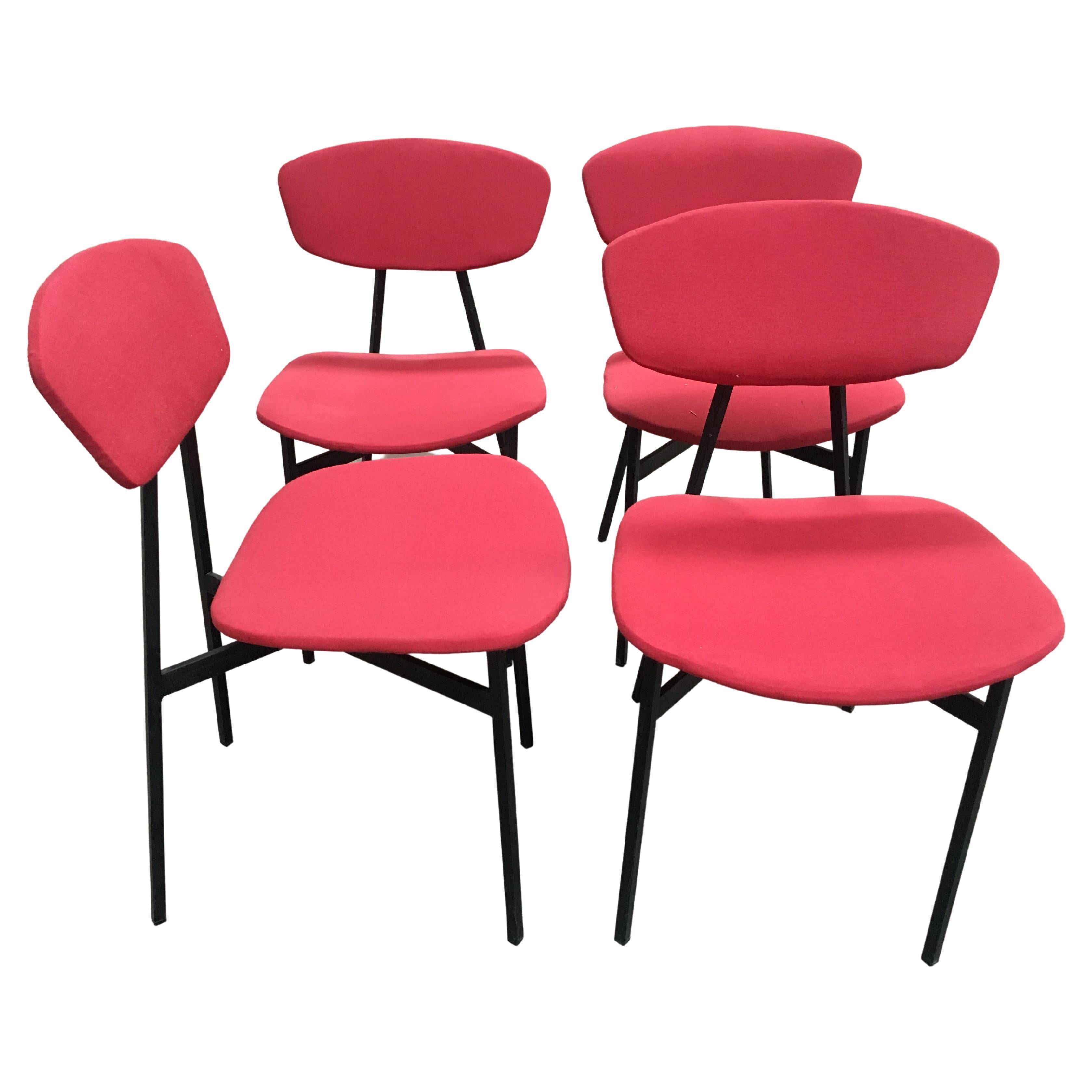 Ensemble italien de quatre chaises de salle à manger rembourrées de style mi-siècle moderne, années 1960 en vente