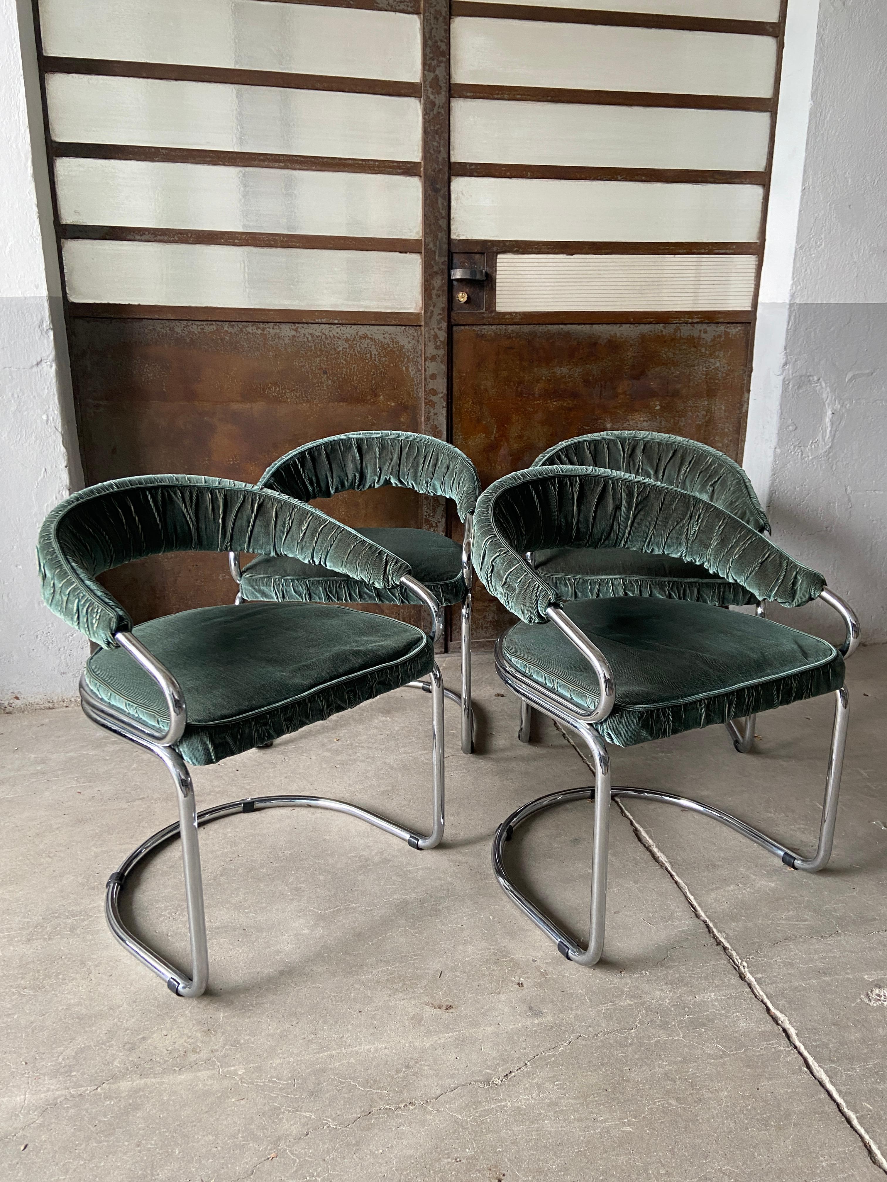 Mid-Century Modern Italian set of four Giotto Stoppino dining or desk chairs with original velvet cover and chrome cantilever structure from 1970s.
The chairs are in really good vintage conditions.