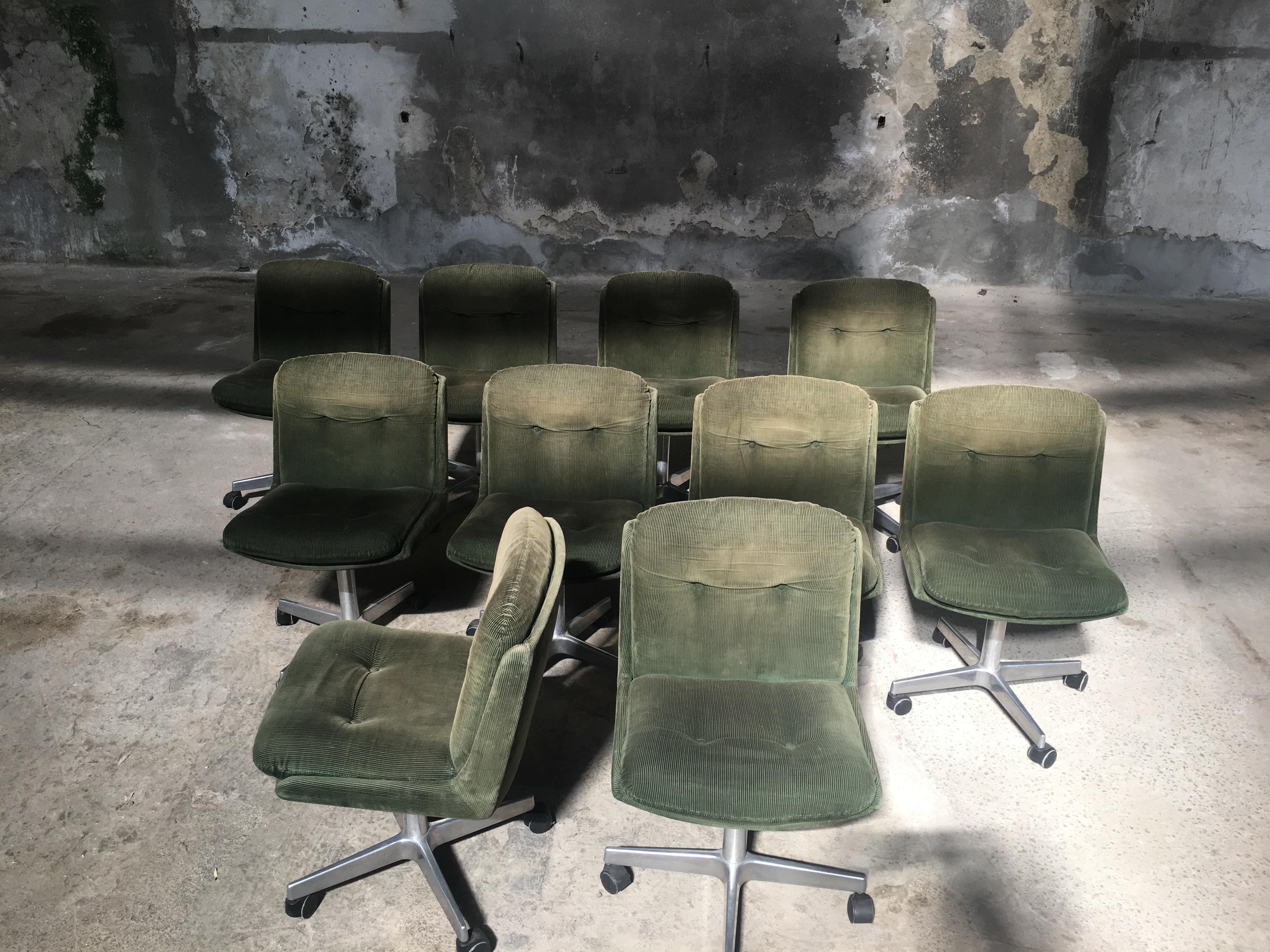 Mid-Century Modern Italian Set of Ten Chairs on Wheels with Original Corduroy In Good Condition In Prato, IT