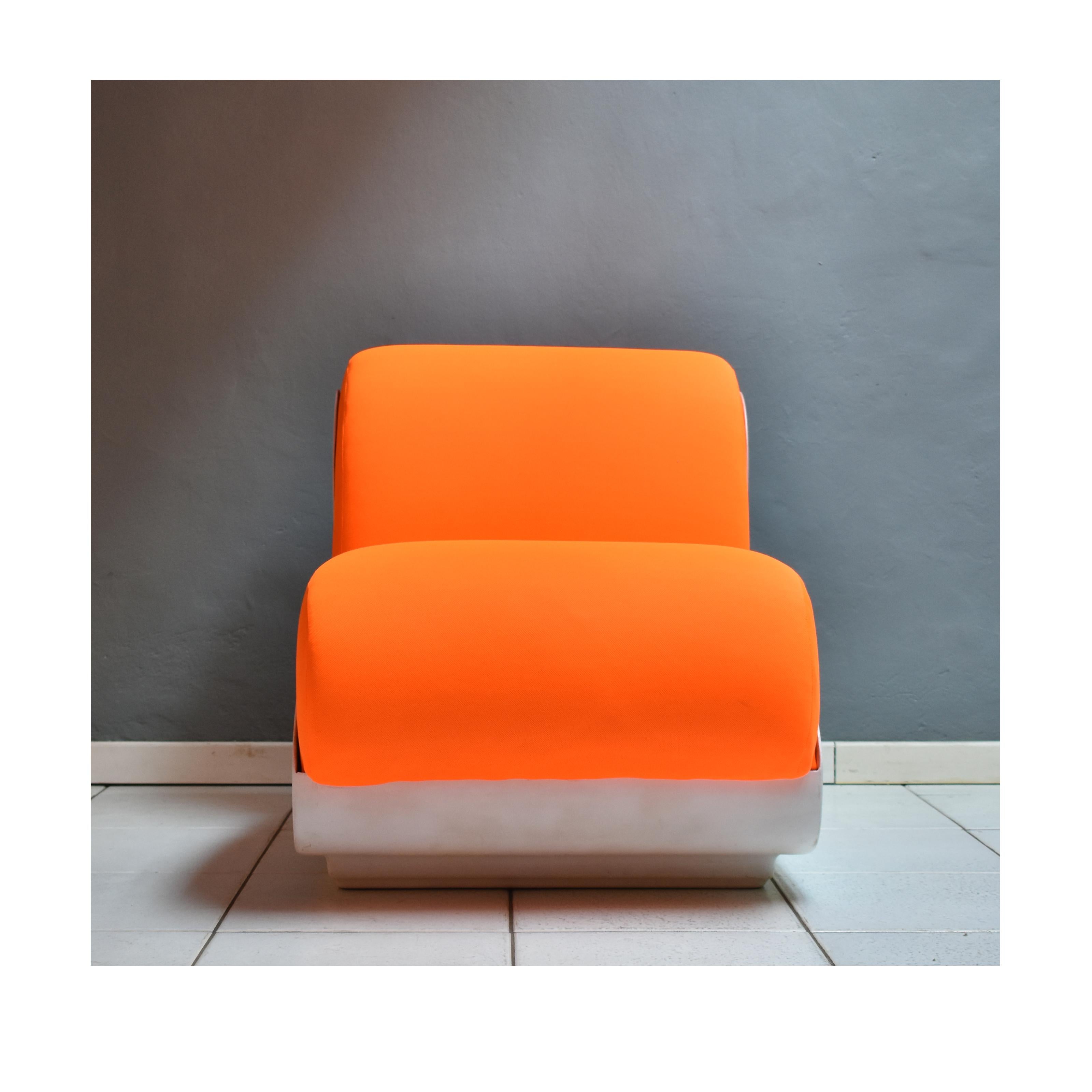 Moderner italienischer Sessel aus der Mitte des Jahrhunderts, 1970er Jahre, 2er-Set, orangefarbene fluoweiße Struktur im Angebot 4