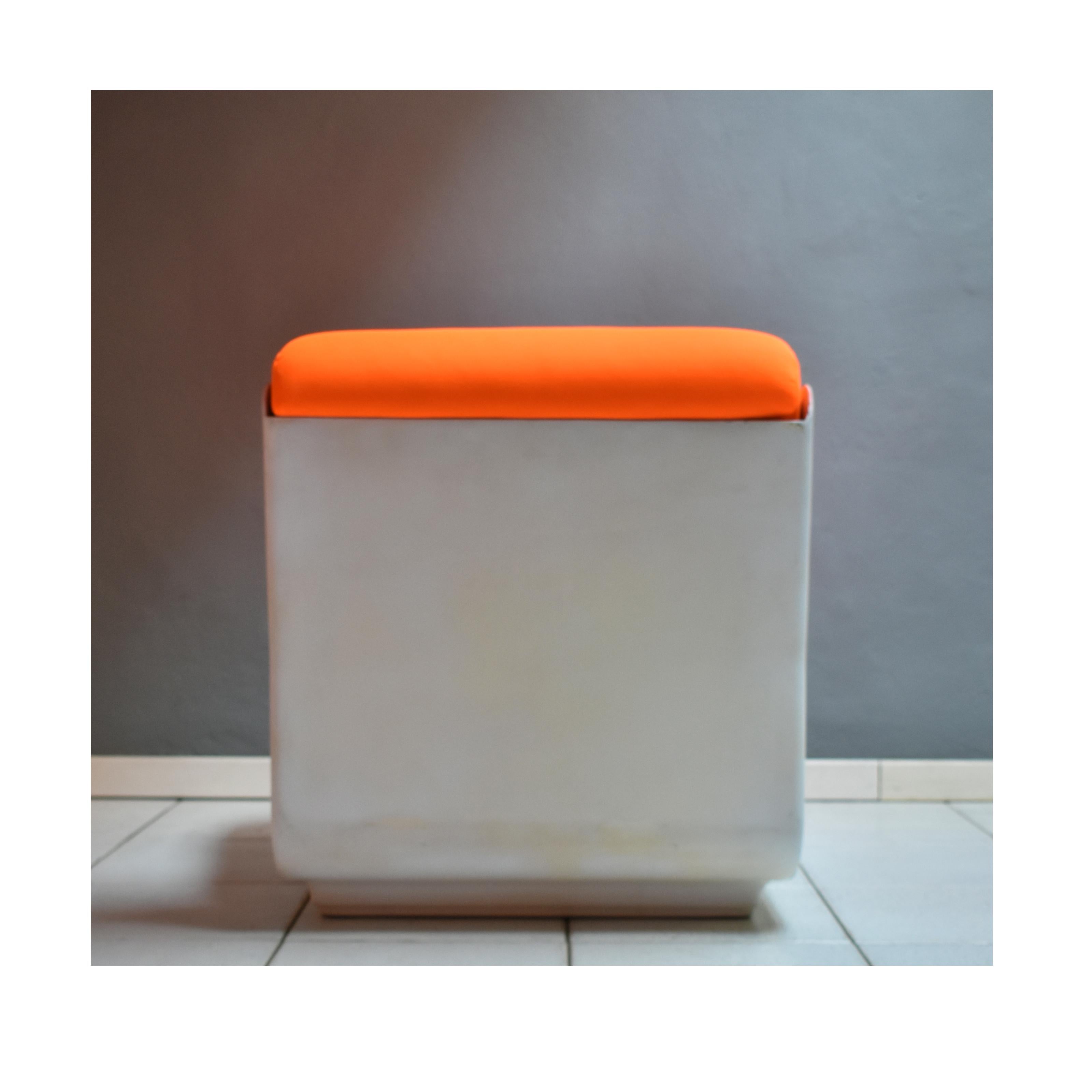 Moderner italienischer Sessel aus der Mitte des Jahrhunderts, 1970er Jahre, 2er-Set, orangefarbene fluoweiße Struktur im Angebot 8