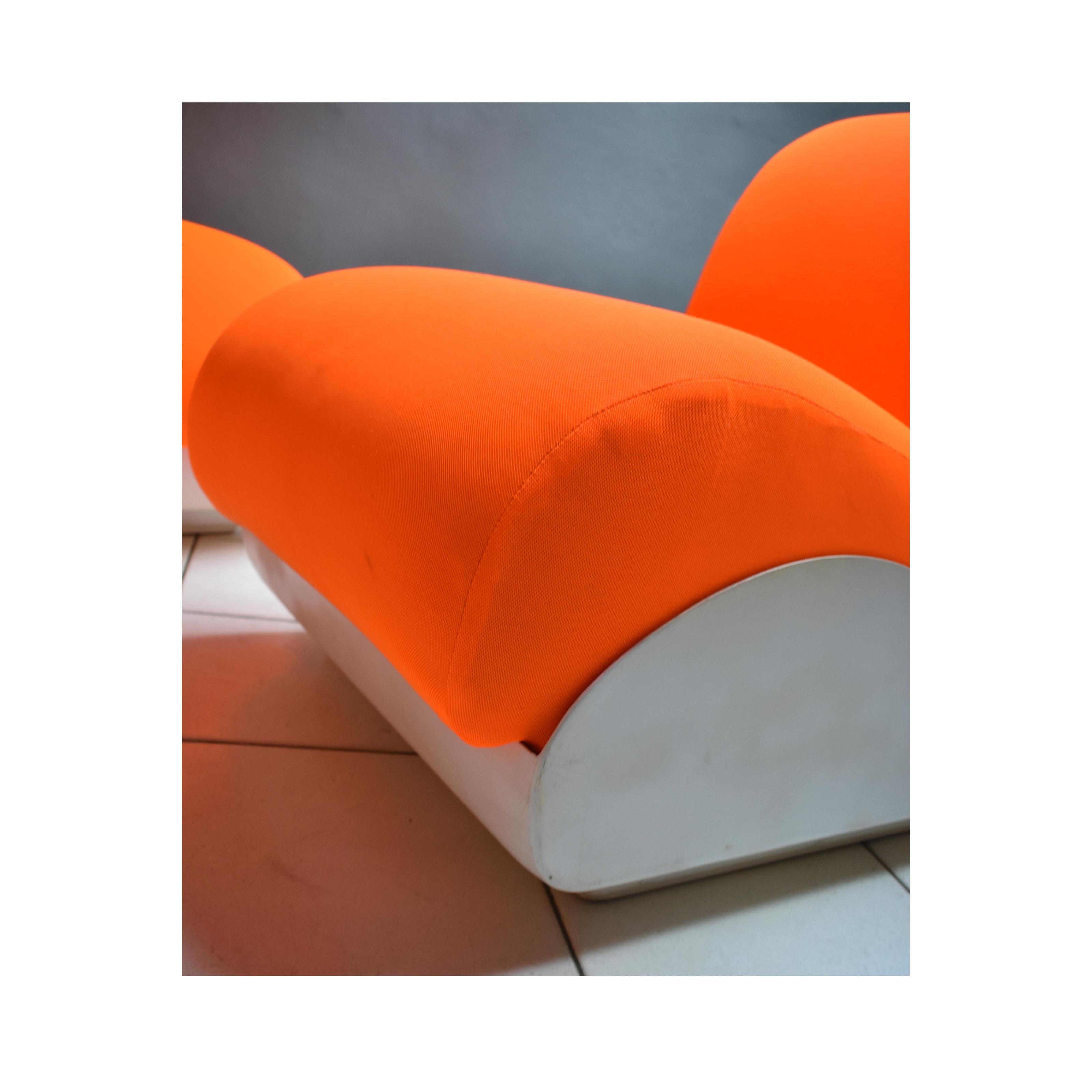 Moderner italienischer Sessel aus der Mitte des Jahrhunderts, 1970er Jahre, 2er-Set, orangefarbene fluoweiße Struktur (Stoff) im Angebot