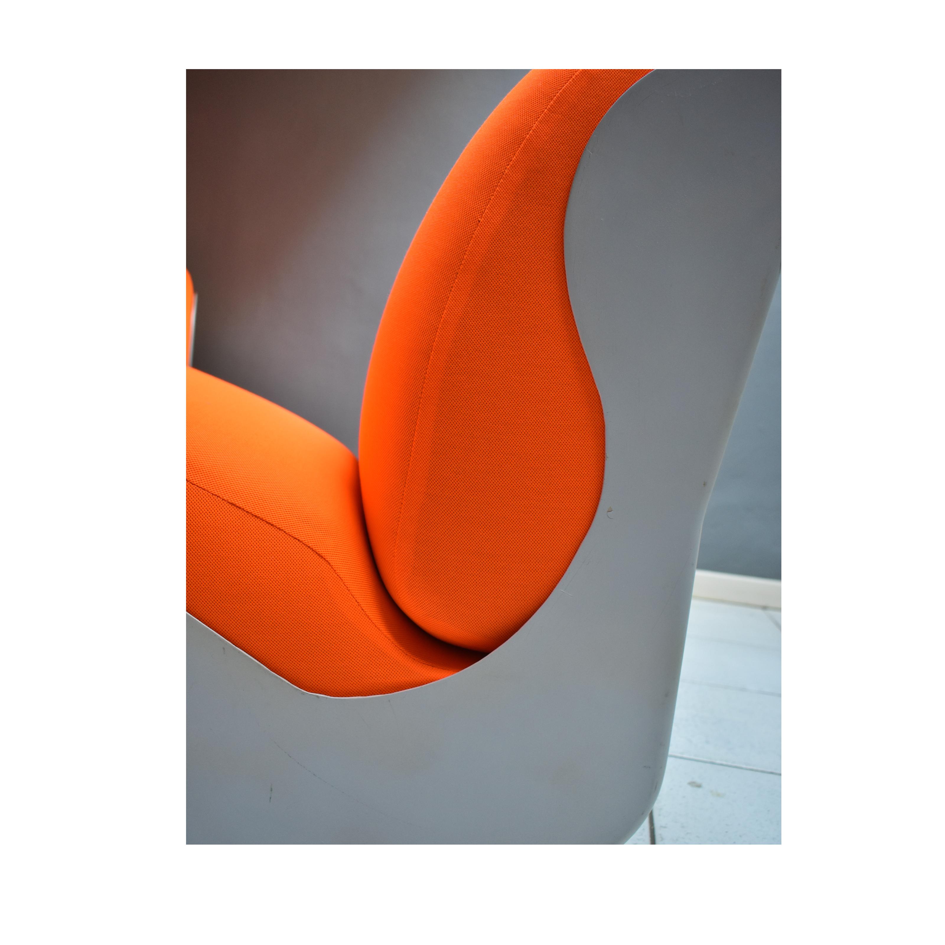 Moderner italienischer Sessel aus der Mitte des Jahrhunderts, 1970er Jahre, 2er-Set, orangefarbene fluoweiße Struktur im Angebot 1