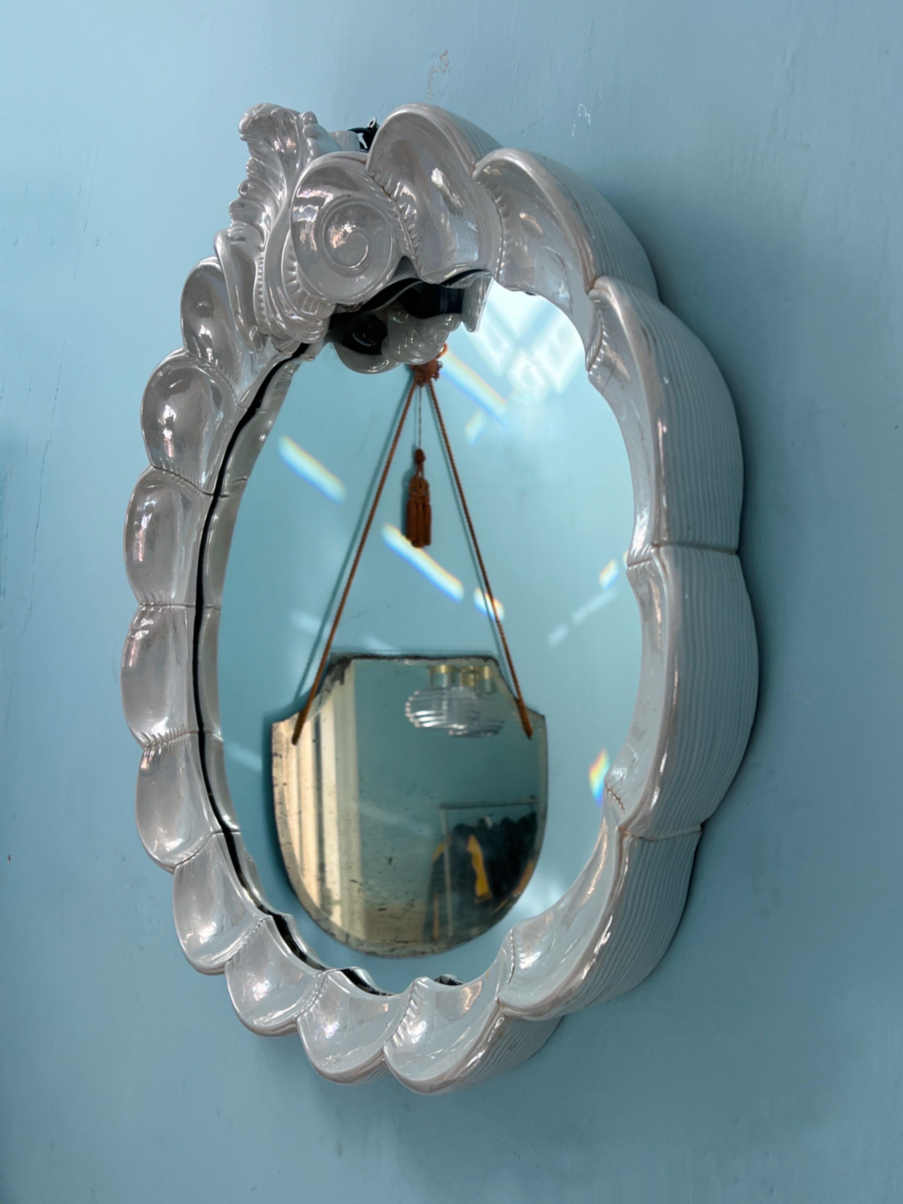 Ce miroir a vraiment tout pour plaire !

Doté d'un magnifique design en forme de coquillage datant des années 1970, ce miroir en céramique italienne arbore une remarquable finition grise à l'huile. Et oui, il s'illumine ! Elle est équipée de deux