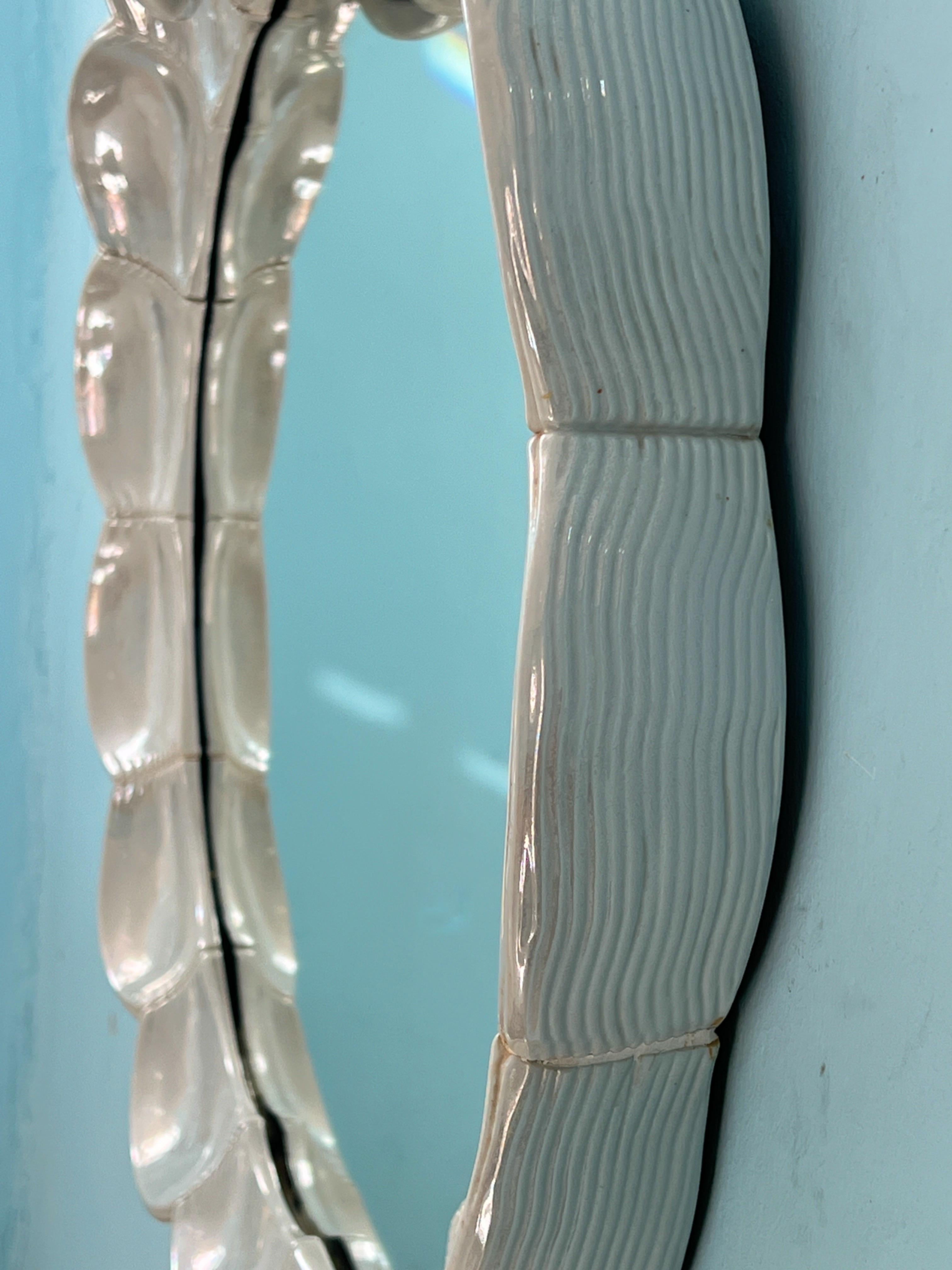 Mid-Century Modern Miroir en céramique italienne en forme de coquillage, The Moderns, 1970 en vente