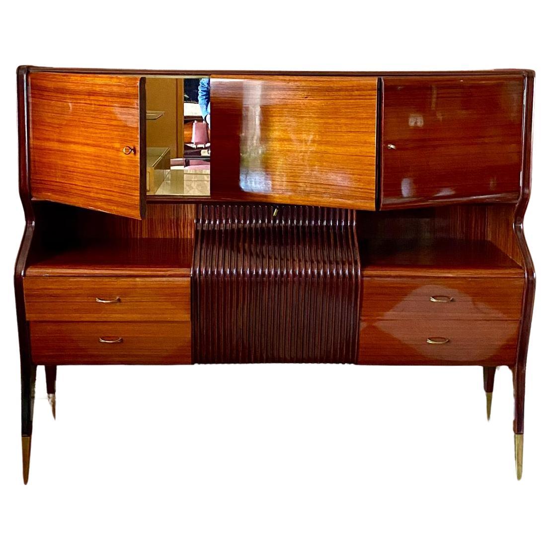 Buffet vintage italien moderne du milieu du siècle avec meuble bar, conçu par Osvaldo Borsani pour l'Atelier Borsani Varedo dans les années 1950.

Fait partie d'un ensemble complet de salon (grand buffet avec miroir XL, tables de salle à manger et