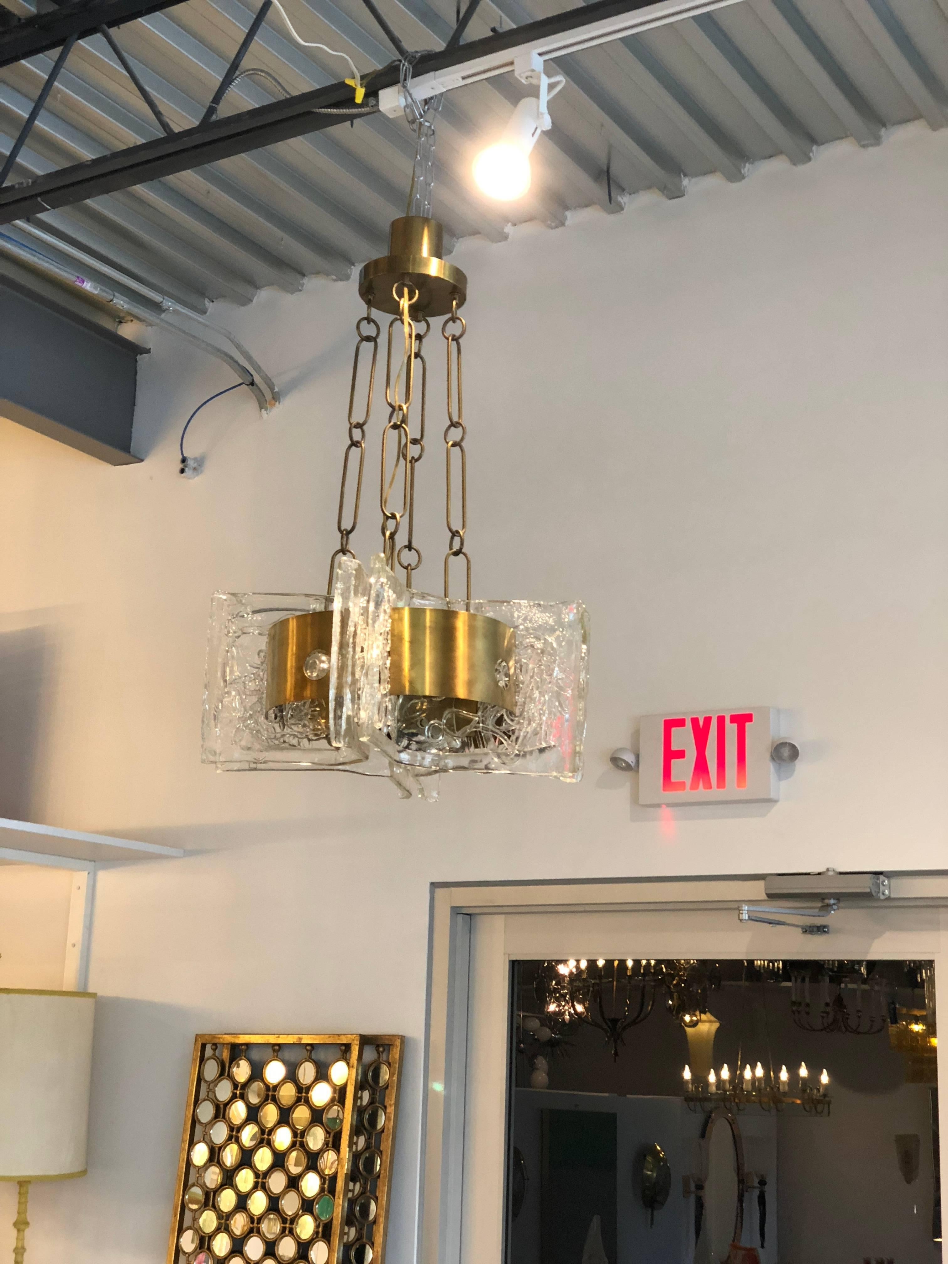 Offered is a Mid-Century Modern Italian signed Esperia textured Murano glass and brass four light chandelier with mod jewelry like chain connection and canopy.
The design on the clear Murano glass 4 curved panels is called “Spaghetti”.
This