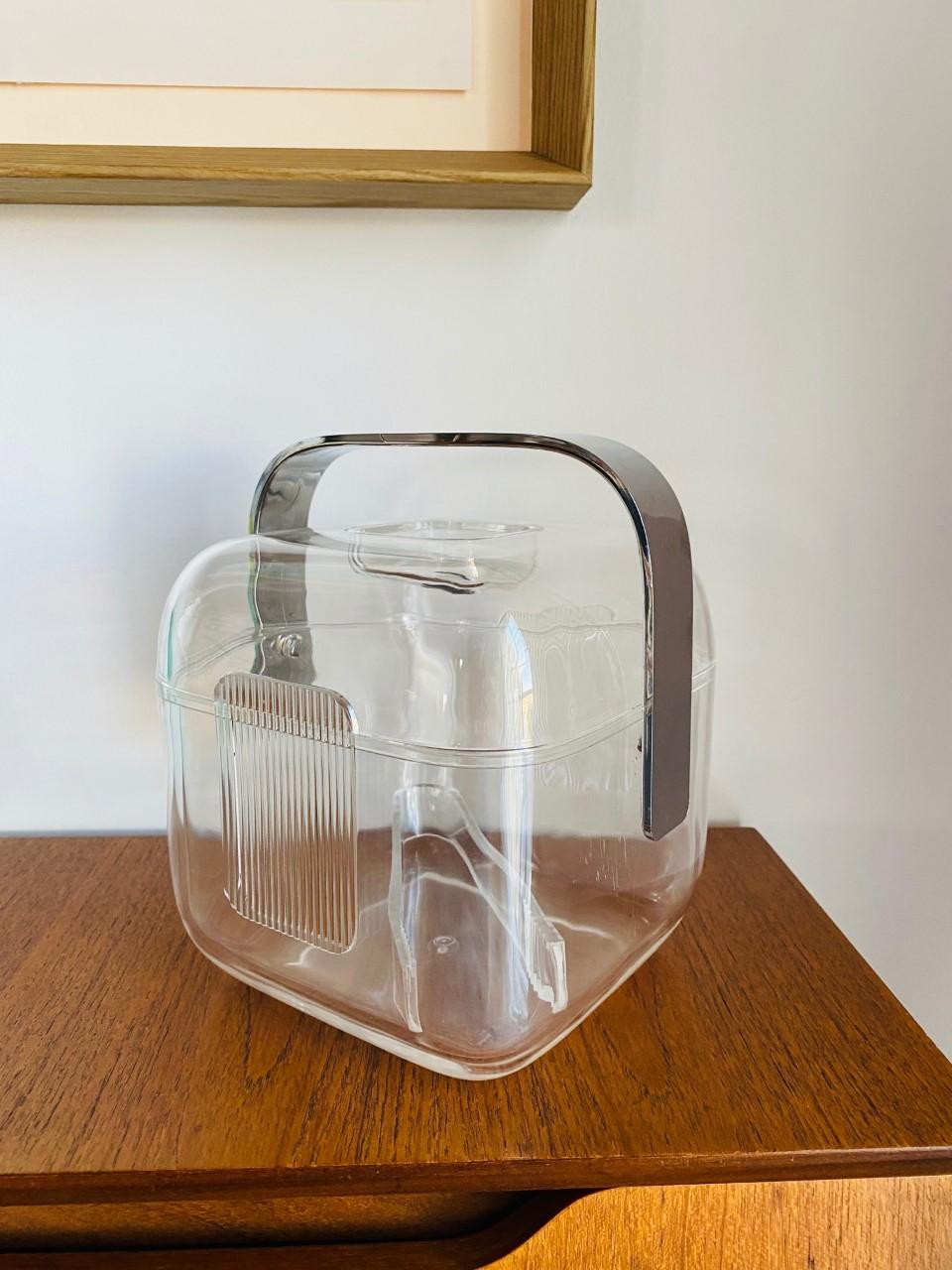 Mid-Century Modern Italian Signed Lucite and Chrome Guzzini Ice Bucket In Good Condition For Sale In San Diego, CA
