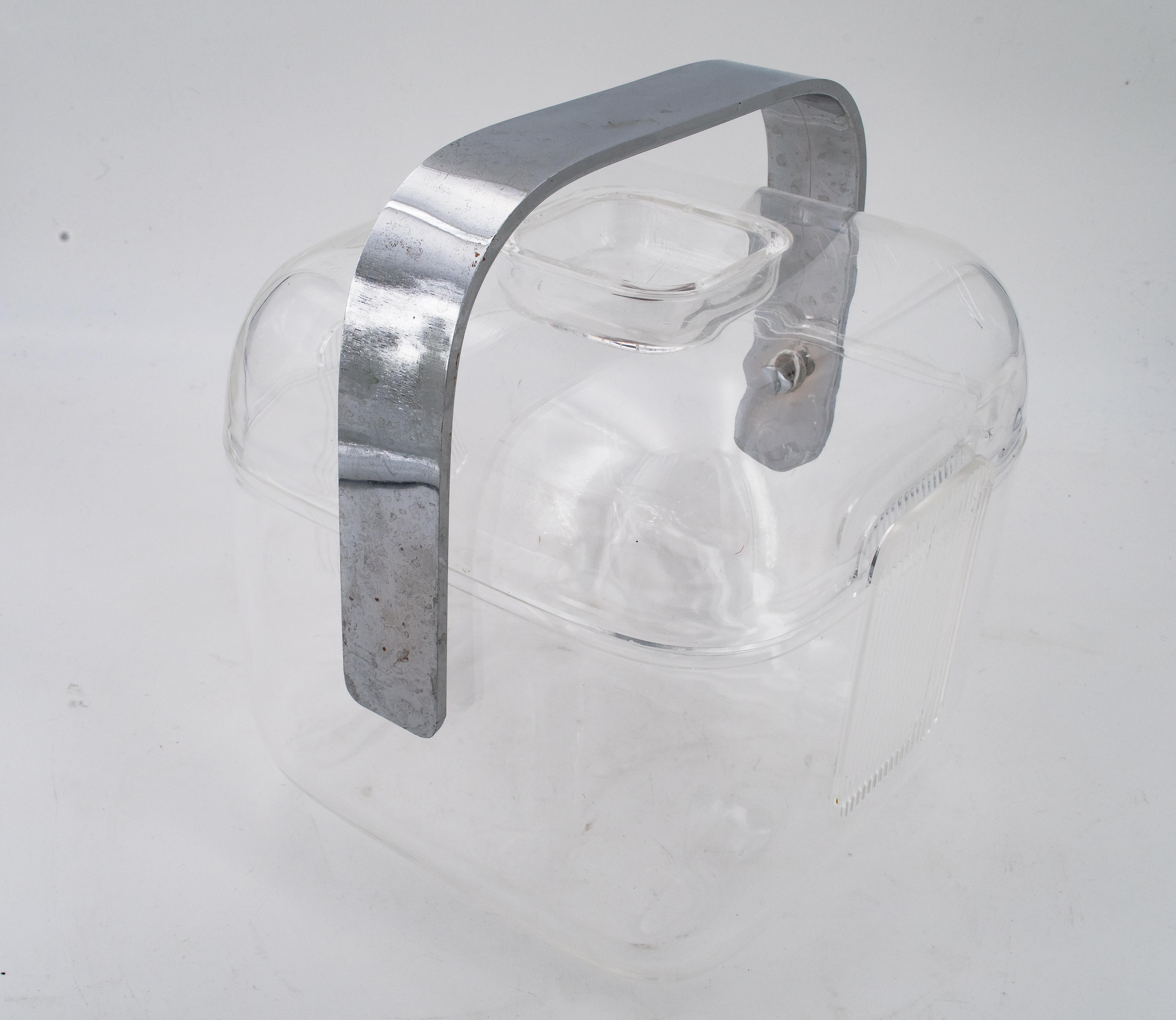 Mid-Century Modern Italian Signed Lucite and Chrome Guzzini Ice Bucket In Good Condition In San Diego, CA
