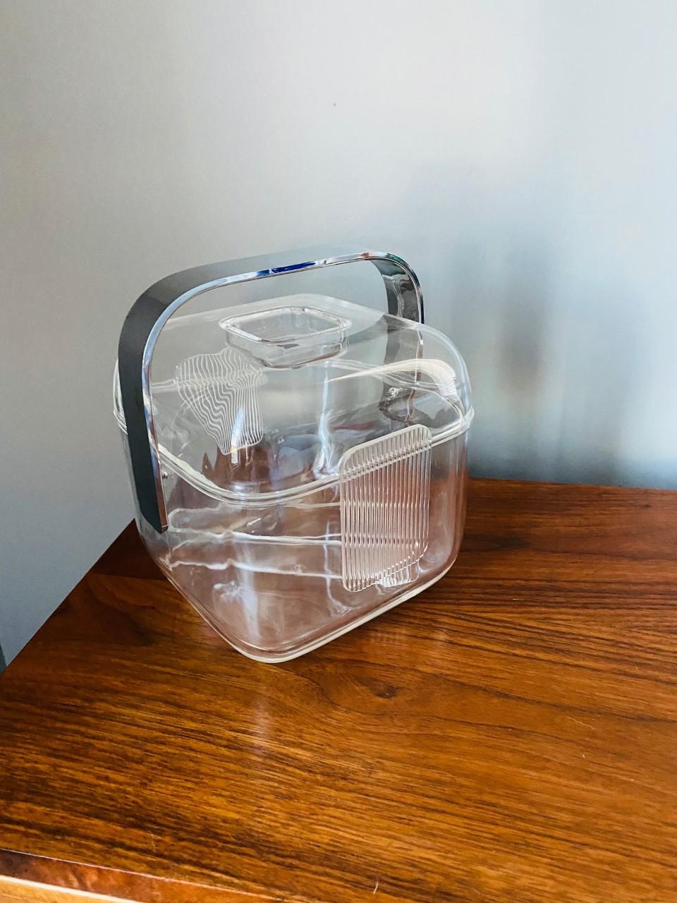 Late 20th Century Mid-Century Modern Italian Signed Lucite and Chrome Guzzini Ice Bucket For Sale