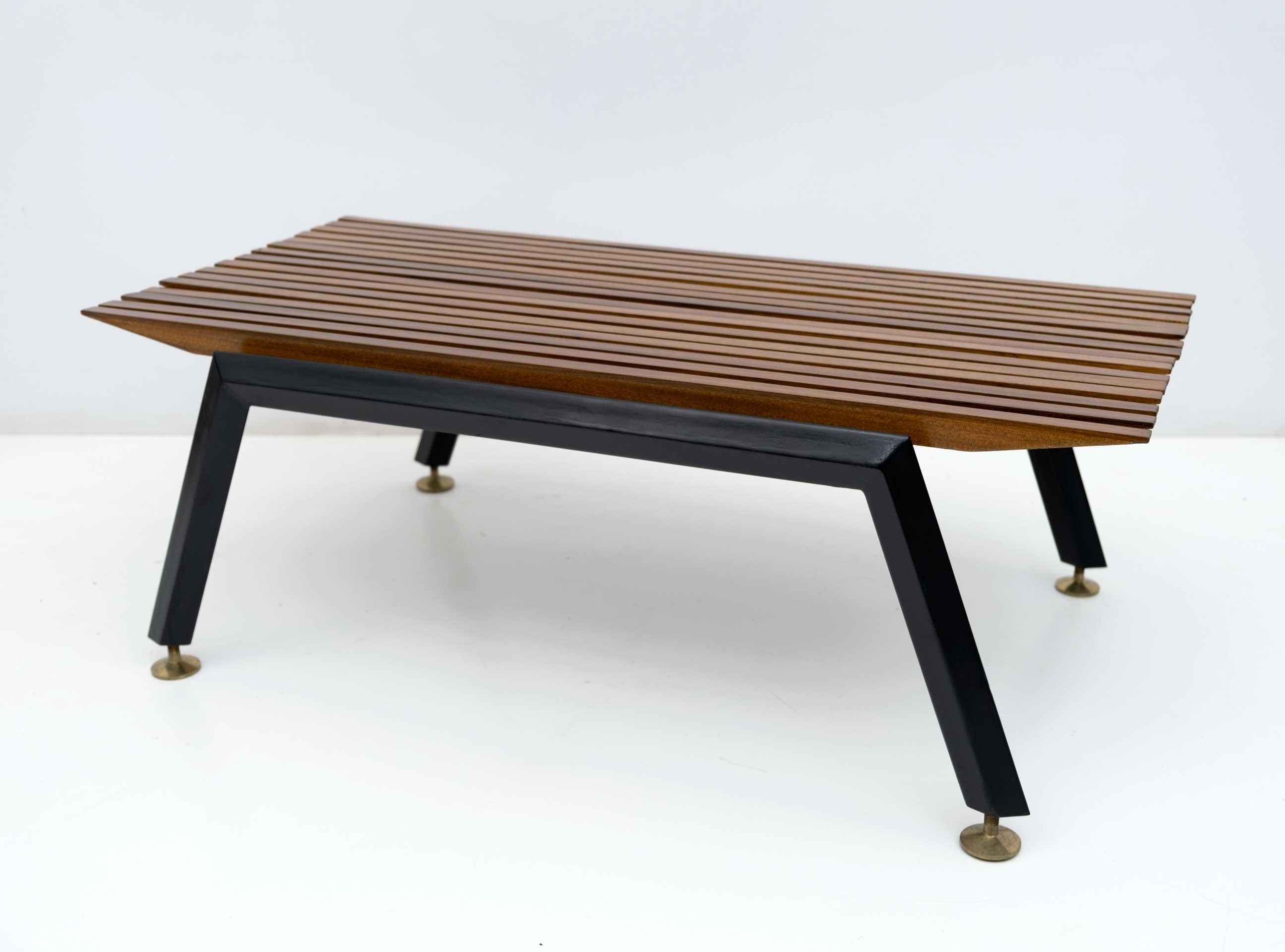 Slatted coffee table, in wood and metal with brass feet, Italian production in the 1950s, completely restored.