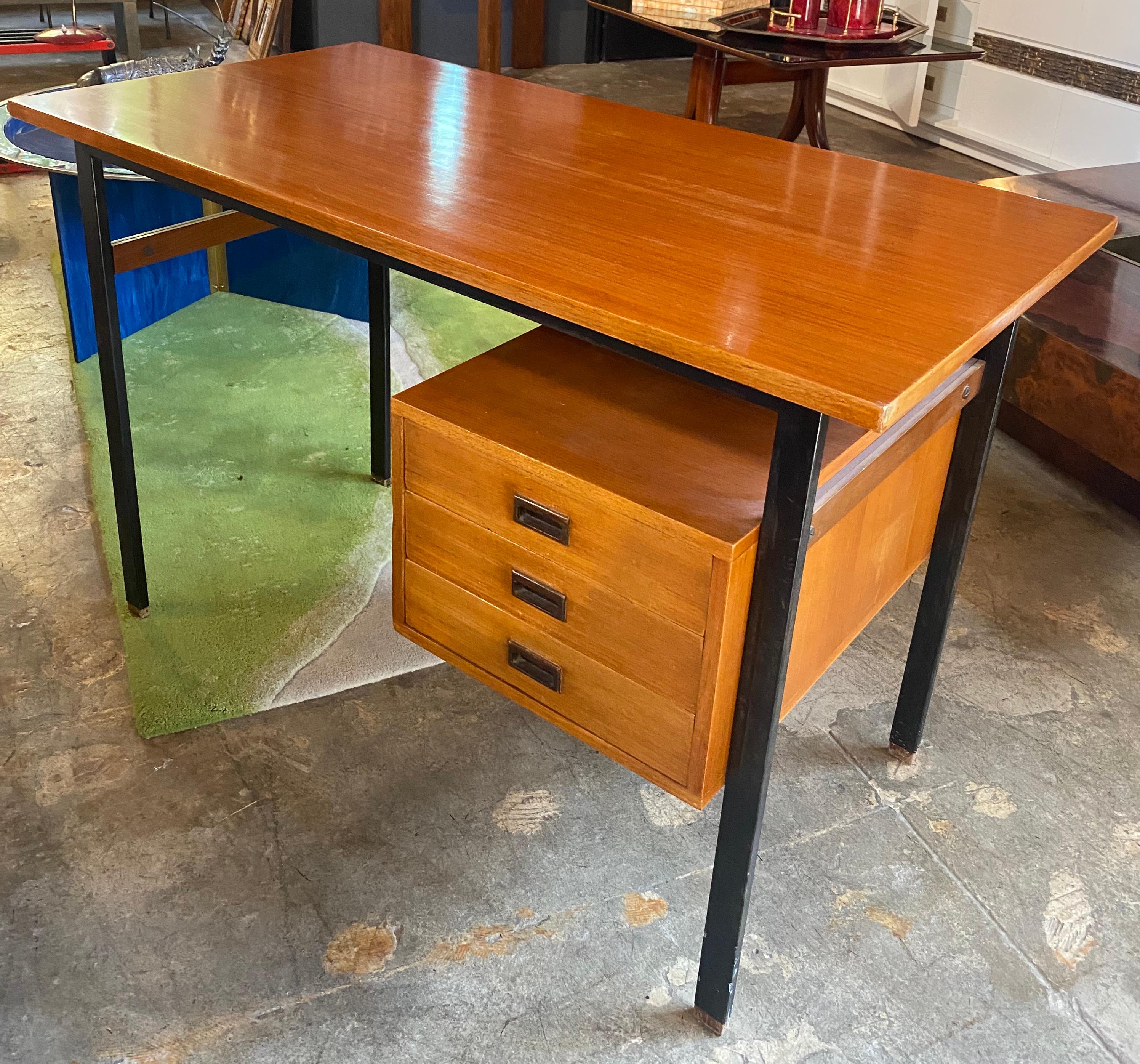 Beautiful Mid-Century Modern Italian desk with 3 side drawers in brown wood.
Nothing touches, nothing clashes, which gives this piece of furniture a completely peaceful yet strong expression. A piece like this will stand the test of time.