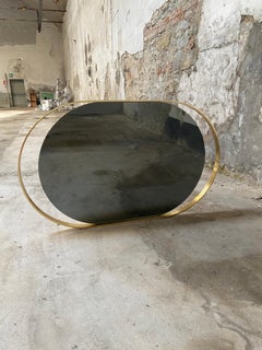 Ovaler Mid-Century Modern-Wandspiegel aus italienischem Rauchglas mit vergoldetem Metallrahmen