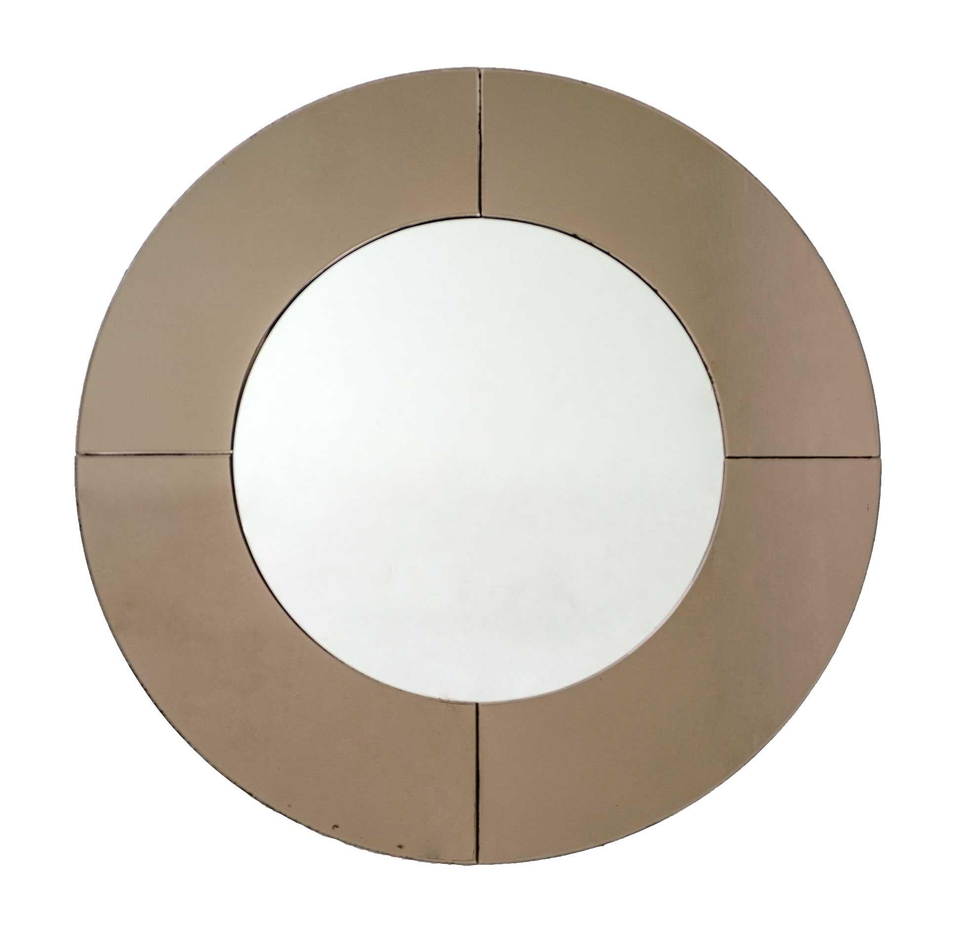 Imposanter und eleganter runder Wandspiegel aus verspiegeltem Glas in rauchiger Bronzefarbe. Der Spiegel passt sich jeder Art von Umgebung an, von Vintage bis modern. Hergestellt in Italien in den 1970er Jahren.
Alters- und gebrauchsbedingte