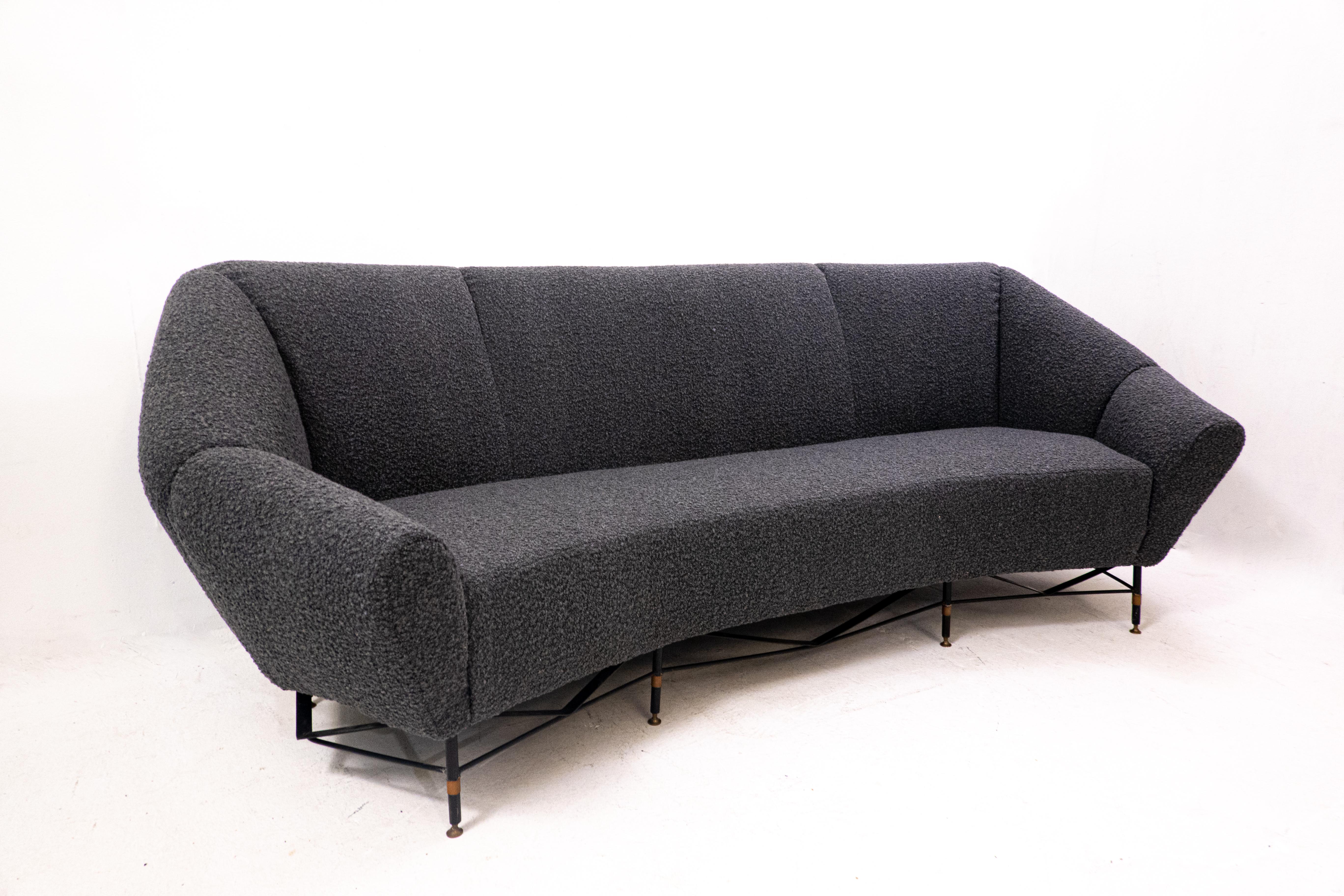 Italienisches Mid-Century-Modern-Sofa, 1950er Jahre, neue Polsterung, schwarze Bouclette (Moderne der Mitte des Jahrhunderts) im Angebot