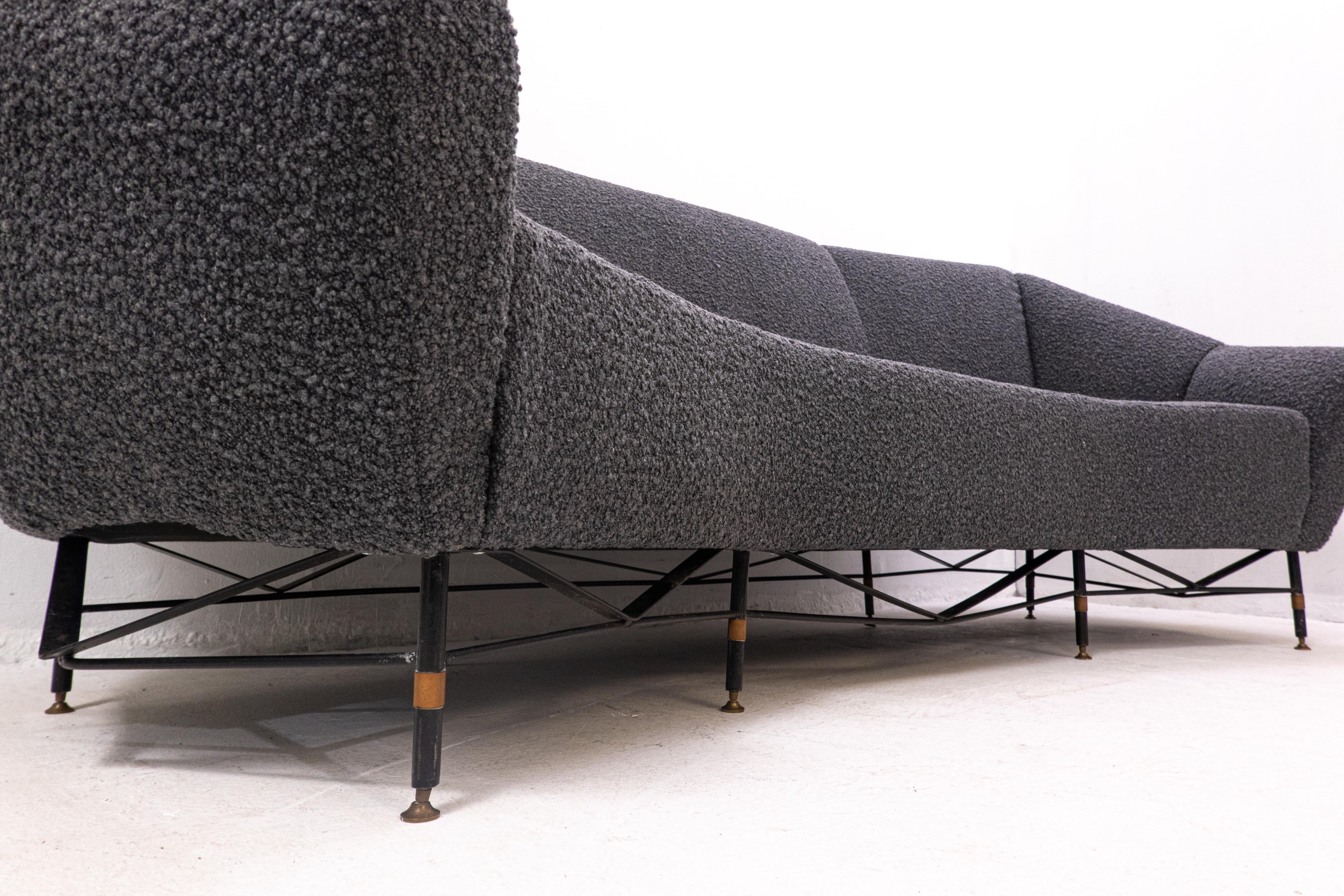 Italienisches Mid-Century-Modern-Sofa, 1950er Jahre, neue Polsterung, schwarze Bouclette (Mitte des 20. Jahrhunderts) im Angebot