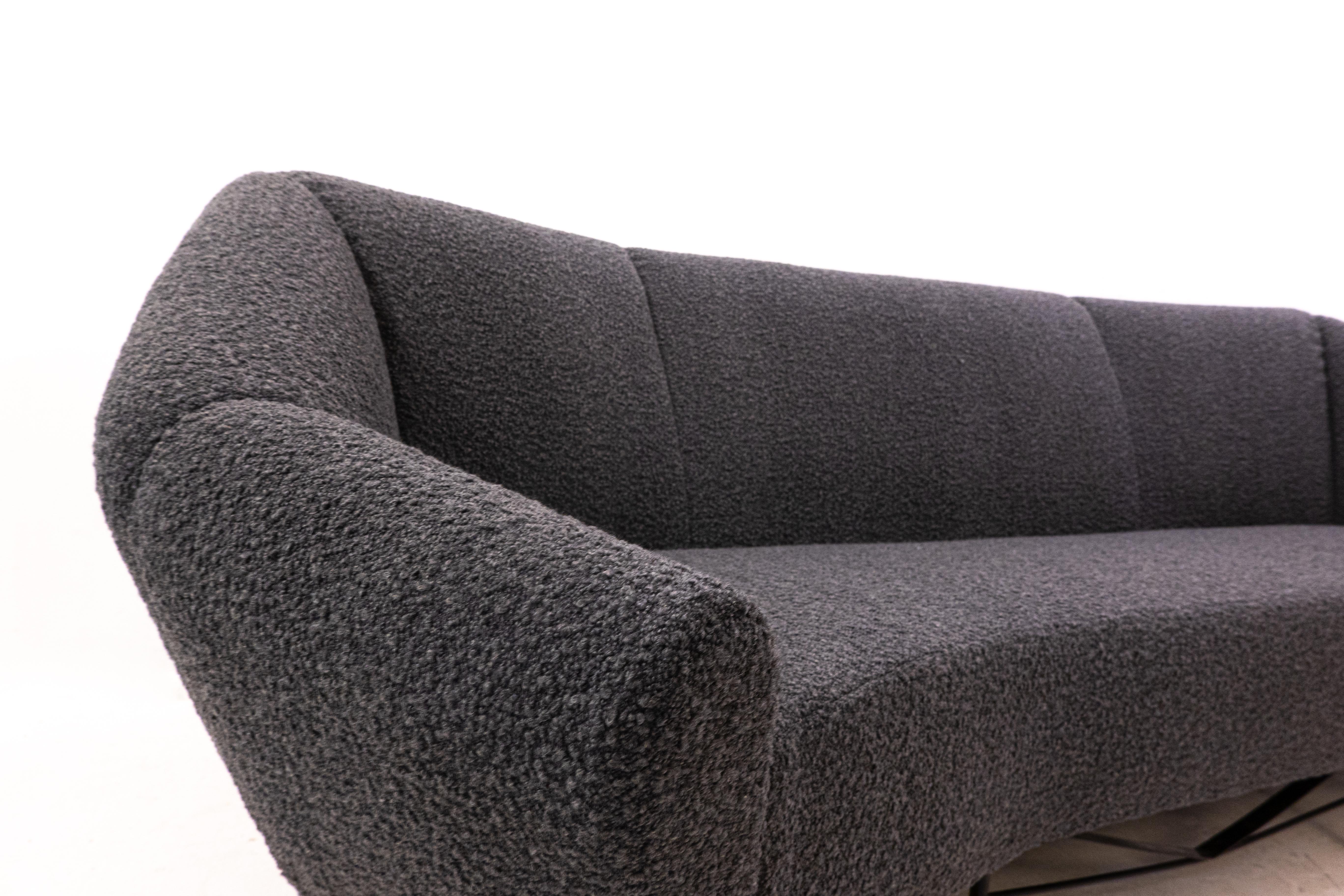Italienisches Mid-Century-Modern-Sofa, 1950er Jahre, neue Polsterung, schwarze Bouclette (Stoff) im Angebot