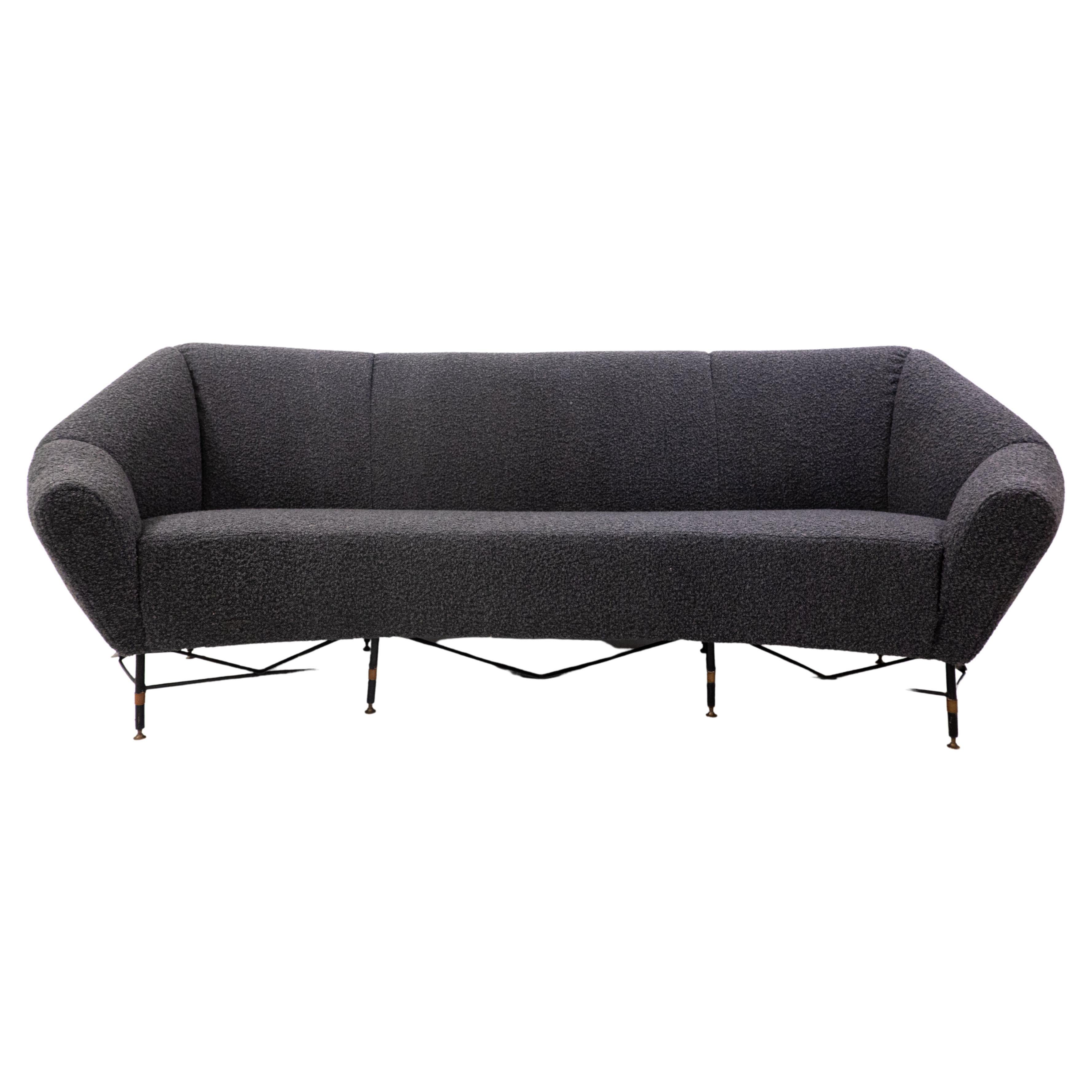 Italienisches Mid-Century-Modern-Sofa, 1950er Jahre, neue Polsterung, schwarze Bouclette im Angebot