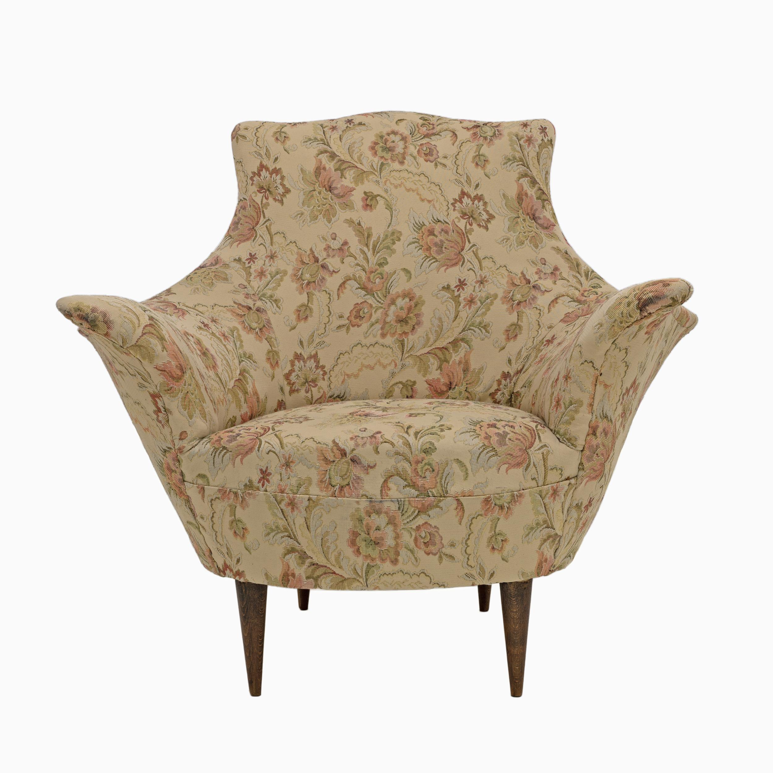 Tissu Mid-Century Modern Italian Sofa and Two Armchairs, Manta model, 1950s en vente