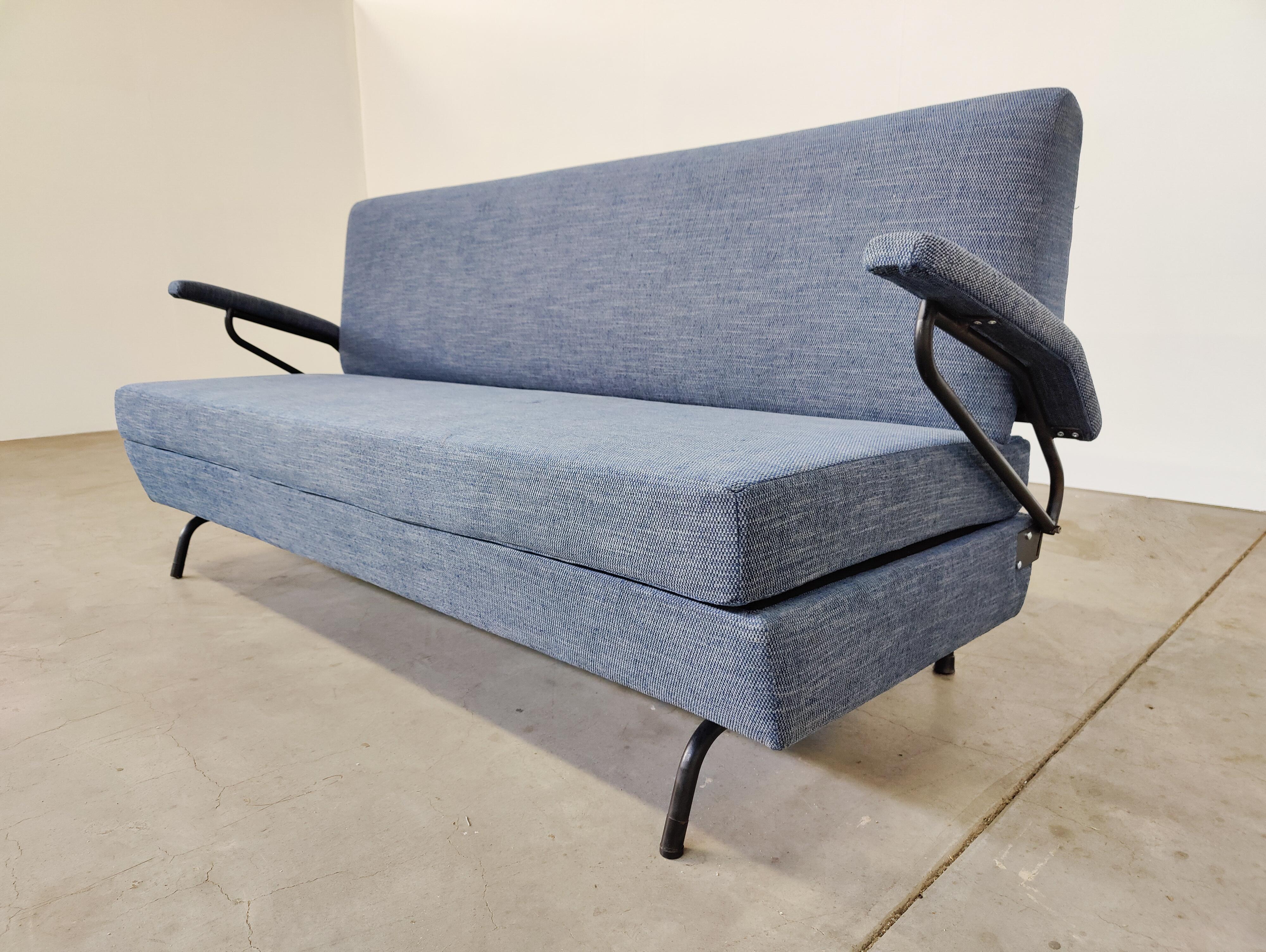 Mid-20th Century Mid-Century Modern Italian Sofa Bed, 1960s, New Upholstery For Sale