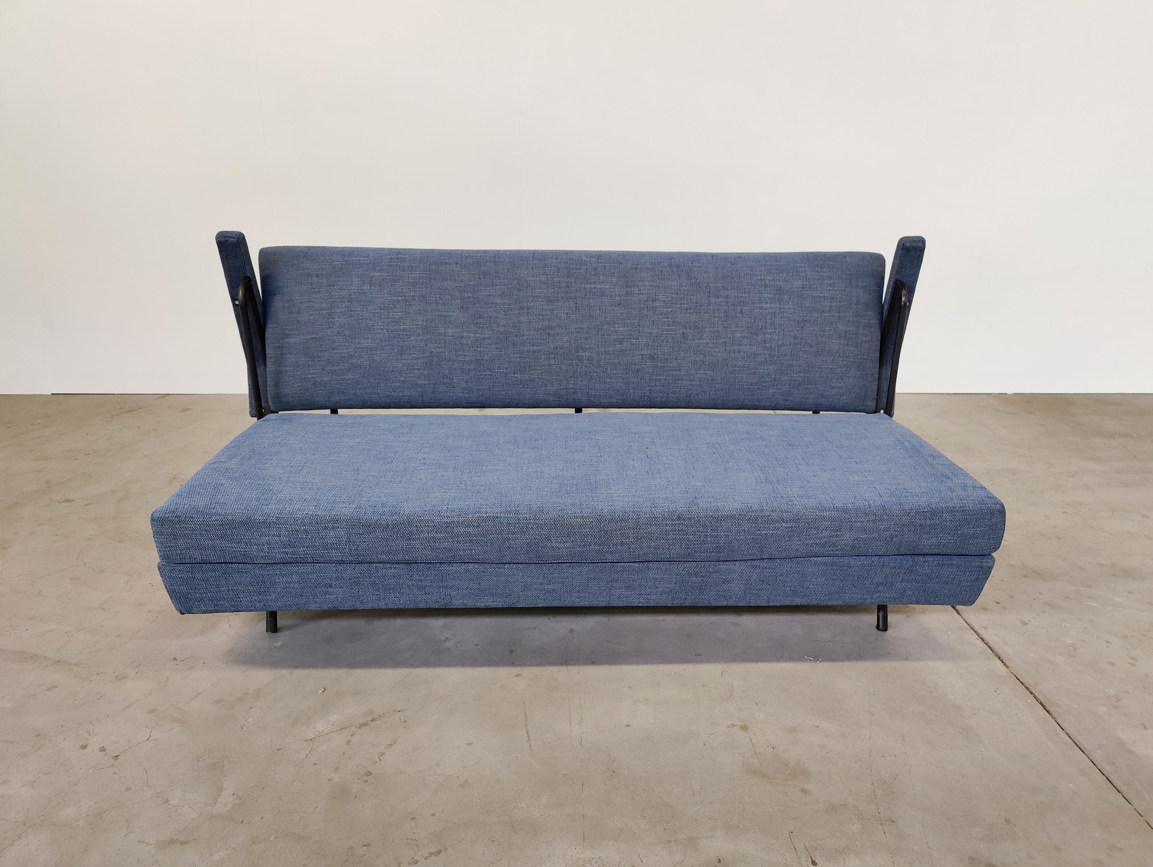 Mid-Century Modern Italian Sofa Bed, 1960s, New Upholstery For Sale 1