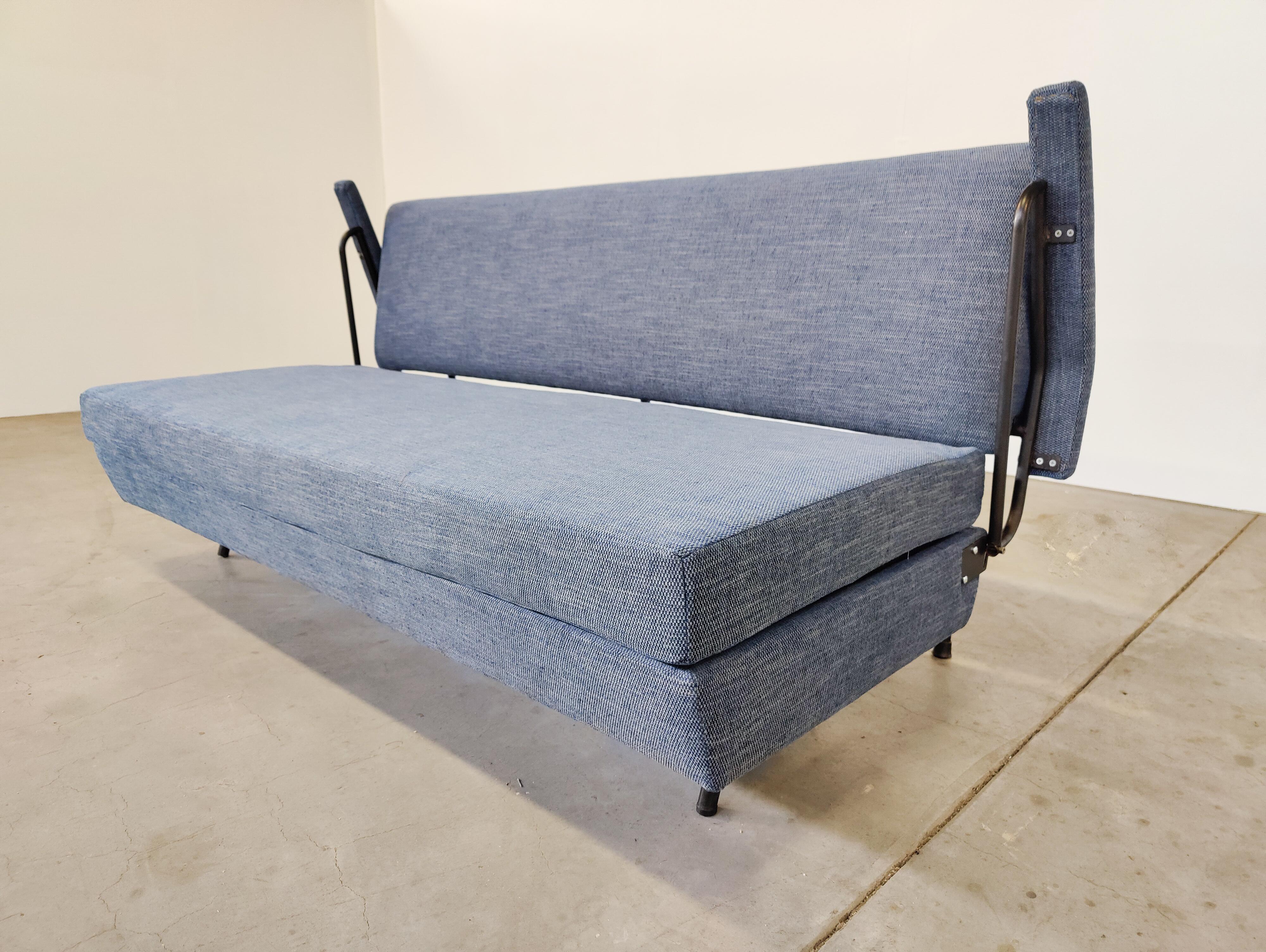 Mid-Century Modern Italian Sofa Bed, 1960s, New Upholstery For Sale 3