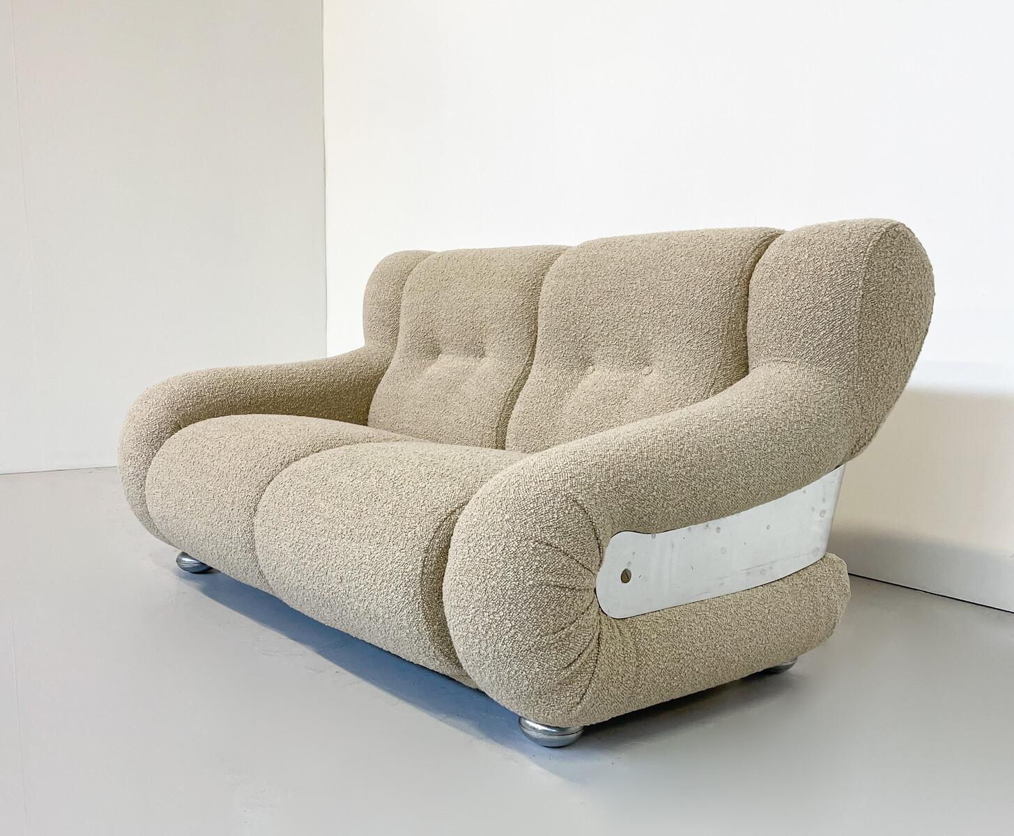 Modernes italienisches Sofa aus der Jahrhundertmitte, beigefarbener Bouclé-Stoff, 1960er Jahre im Angebot 1