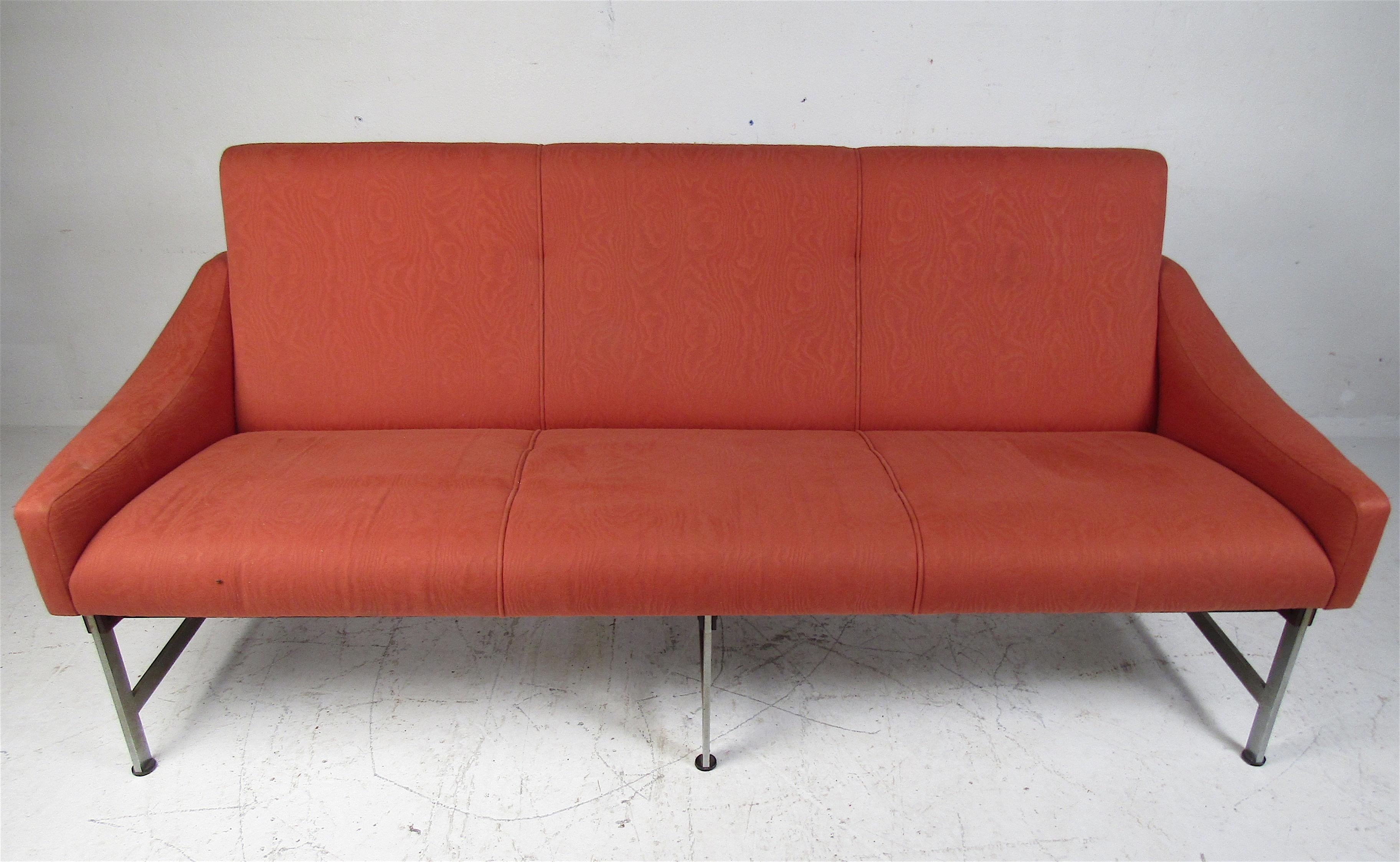 Bellissimo divano italiano vintage con braccioli ad ala e base in acciaio. Un design bicolore con struttura in metallo e palissandro. Questo divano elegante e confortevole è l'aggiunta perfetta a qualsiasi interno moderno. Conferma la posizione