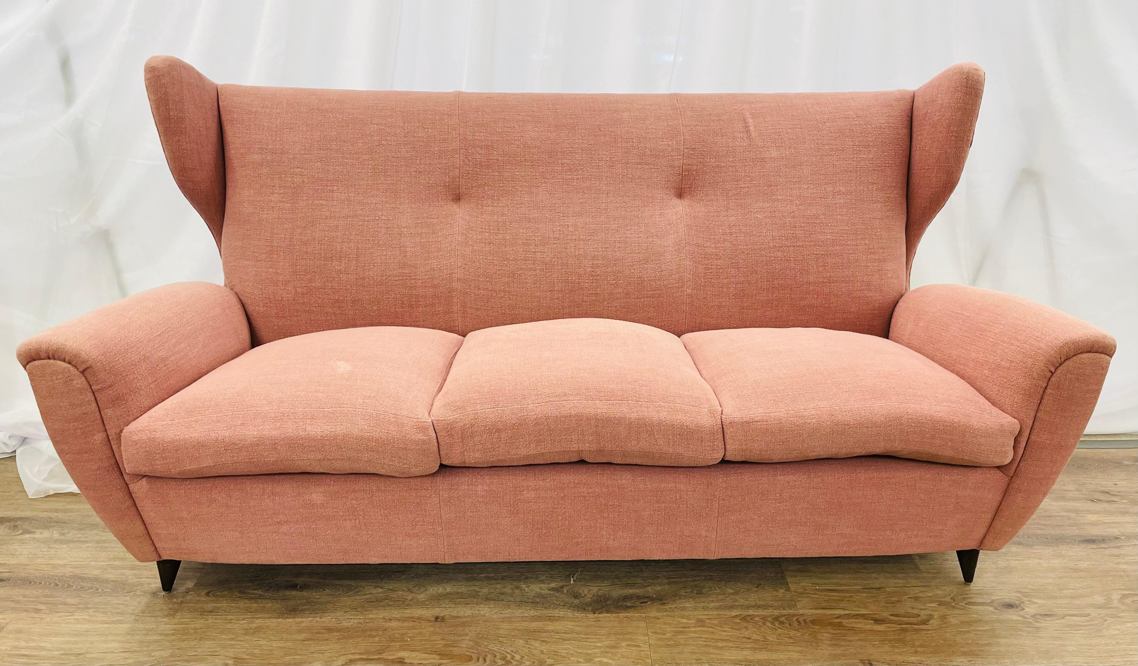 Gio Ponti Style, Mid-Century Modern, Sofa, Pink Fabric, Walnut, Italy, 1970s In Good Condition In Stamford, CT