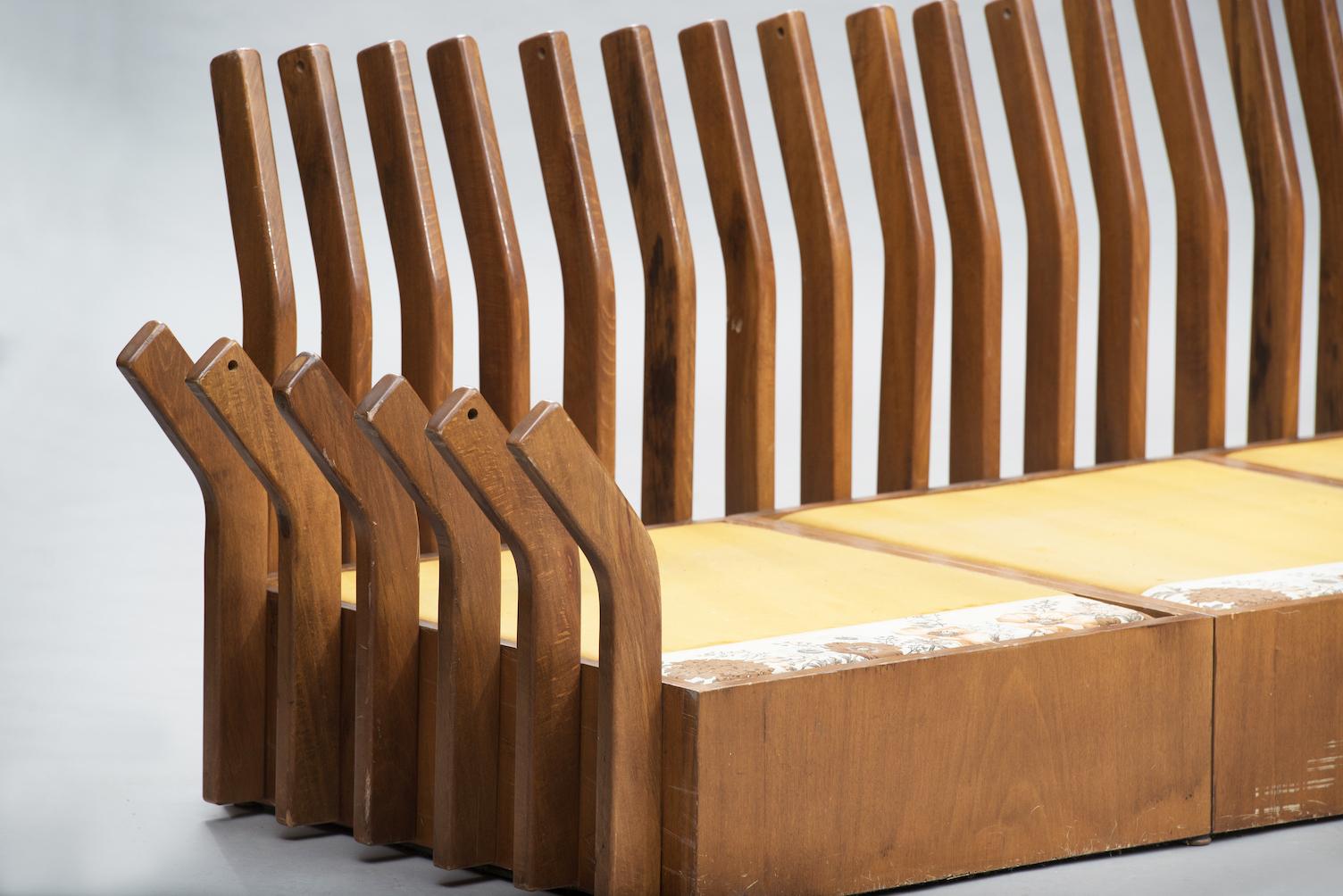 Dreisitziges Sofa mit Struktur aus Nussbaumholz.
Das Stück ist im Originalzustand und kann so verkauft werden, wie es ist, oder vollständig restauriert werden, wobei die fehlenden Kissen nach dem Geschmack des Kunden gepolstert werden.