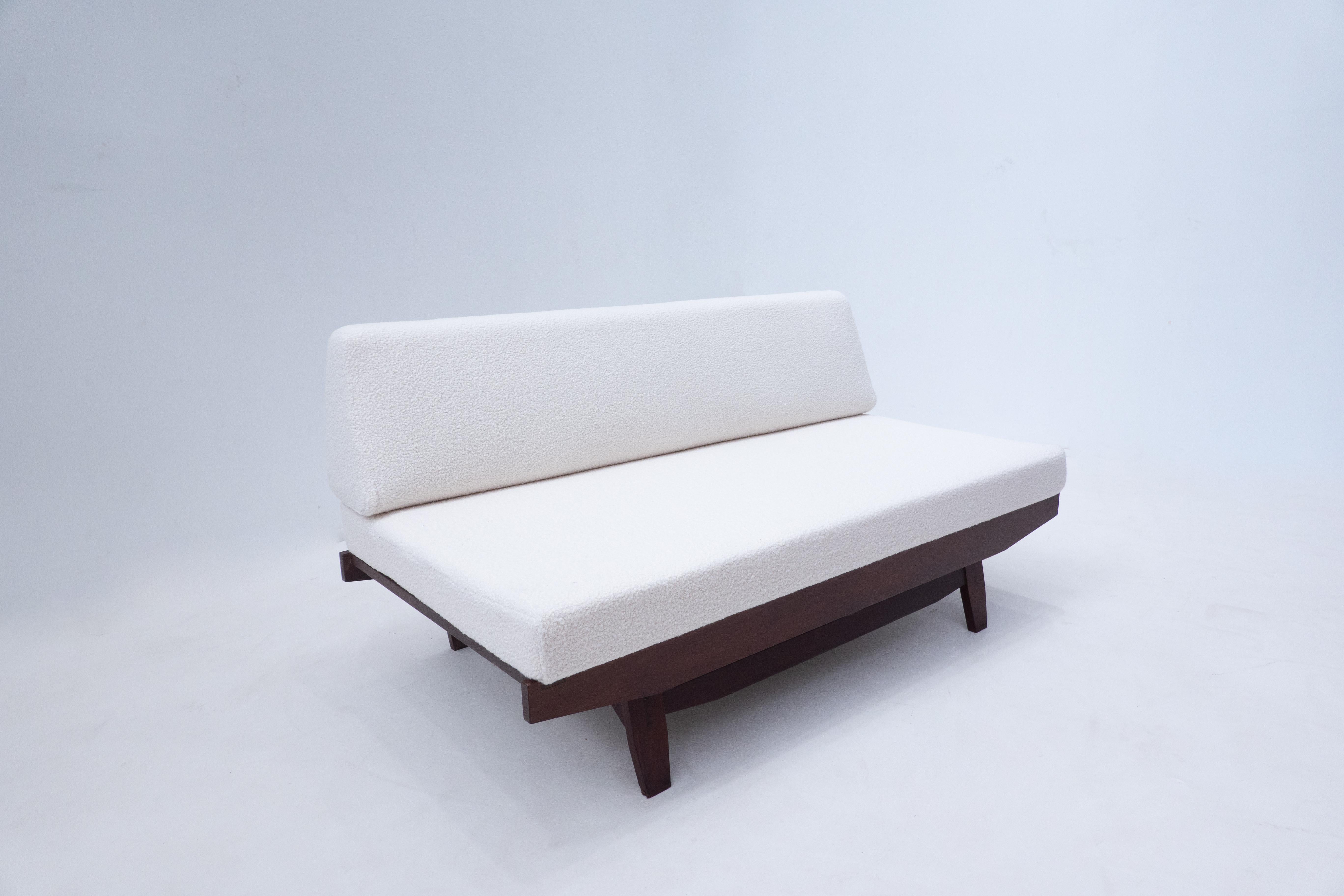 Mid-Century Modern Italian Sofa, White Boucle and Wood, 1960s   For Sale 5